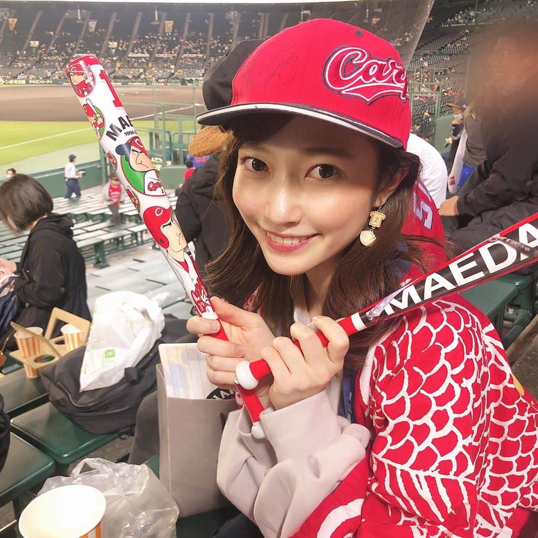 末井櫻子のインスタグラム：「． ． 久しぶりの甲子園楽しかったー！ ． ． 去年までは当たり前のように球場で応援していたけど、今シーズンはあまり行けないからこそ 改めて生で観る野球の楽しさを感じました🏟💫 ． ． ただ昨日の試合は全然盛り上がれなかったから今日は勝ってほしい😹😹 ． ． (写真を撮るとき以外はちゃんとマスク着けてます☺︎) ． #カープ #カープ女子  #甲子園 #甲子園球場  #野球 #野球女子  #野球観戦 #カープ観戦」