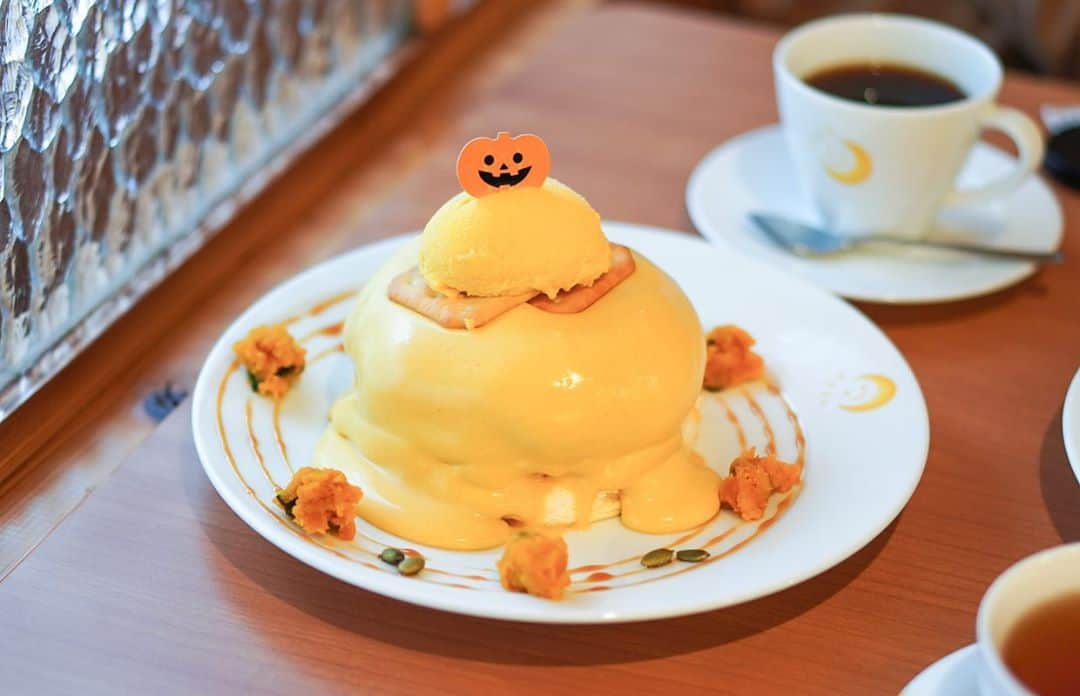 Aiさんのインスタグラム写真 - (AiInstagram)「﻿ 【 茶香 】﻿ ﻿ ■丹波栗クリームのパンケーキ／1,664円﻿ ※10月限定※数量限定﻿ ■かぼちゃんパンケーキ／1,591円﻿ ※10月限定﻿ ﻿ 茶香で初登場の栗と、毎年恒例のかぼちゃのパンケーキを運よく一緒に注文出来たのでシェアしていただきました♪﻿ ﻿ 丹波栗を使った濃厚なモンブランも﻿ えびすかぼちゃを練りこんだたっぷり生クリームも﻿ ふわふわのパンケーキと絡んで絶品でした～～♡♡﻿ ﻿ 次の新作パンケーキはなんだろ～～☺︎？﻿ ﻿ ﻿ ‥…━━ *‥…━━ *　‥…━━ *　‥…━━ * ﻿ ﻿ 茶香﻿ ﻿ 住所：東京都足立区千住1-24-8﻿ 電話：03-3870-2626﻿ 営業時間﻿ 09:50～ (整理券終了)﻿ 定休日：月曜日・火曜日﻿ ﻿ ‥…━━ *‥…━━ *　‥…━━ *　‥…━━ * ﻿ ﻿ ﻿ ﻿ #茶香 #北千住 #北千住カフェ﻿ #モンブラン #秋の味覚  #パンケーキ #pancakes #ホットケーキ  #カフェ好きな人と繋がりたい #カフェ好き #下午茶  #インスタ探検隊 #東京カフェ巡り #スイーツ巡り #カフェ巡り #カフェ部 #カフェ #カフェスタグラム #スイーツ #おやつ #写真撮ってる人と繋がりたい #スイーツ部 #食べるの好きな人と繋がりたい #teatime #tokyocafe  #cafestagram」10月22日 17時39分 - ai_mahalo