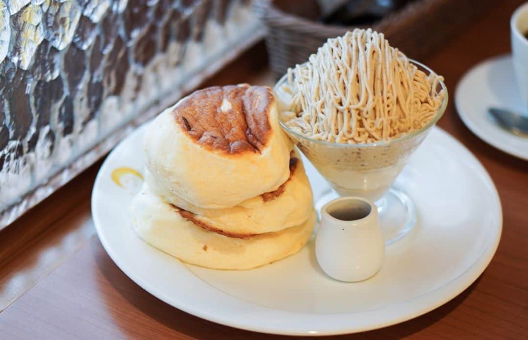 Aiさんのインスタグラム写真 - (AiInstagram)「﻿ 【 茶香 】﻿ ﻿ ■丹波栗クリームのパンケーキ／1,664円﻿ ※10月限定※数量限定﻿ ■かぼちゃんパンケーキ／1,591円﻿ ※10月限定﻿ ﻿ 茶香で初登場の栗と、毎年恒例のかぼちゃのパンケーキを運よく一緒に注文出来たのでシェアしていただきました♪﻿ ﻿ 丹波栗を使った濃厚なモンブランも﻿ えびすかぼちゃを練りこんだたっぷり生クリームも﻿ ふわふわのパンケーキと絡んで絶品でした～～♡♡﻿ ﻿ 次の新作パンケーキはなんだろ～～☺︎？﻿ ﻿ ﻿ ‥…━━ *‥…━━ *　‥…━━ *　‥…━━ * ﻿ ﻿ 茶香﻿ ﻿ 住所：東京都足立区千住1-24-8﻿ 電話：03-3870-2626﻿ 営業時間﻿ 09:50～ (整理券終了)﻿ 定休日：月曜日・火曜日﻿ ﻿ ‥…━━ *‥…━━ *　‥…━━ *　‥…━━ * ﻿ ﻿ ﻿ ﻿ #茶香 #北千住 #北千住カフェ﻿ #モンブラン #秋の味覚  #パンケーキ #pancakes #ホットケーキ  #カフェ好きな人と繋がりたい #カフェ好き #下午茶  #インスタ探検隊 #東京カフェ巡り #スイーツ巡り #カフェ巡り #カフェ部 #カフェ #カフェスタグラム #スイーツ #おやつ #写真撮ってる人と繋がりたい #スイーツ部 #食べるの好きな人と繋がりたい #teatime #tokyocafe  #cafestagram」10月22日 17時39分 - ai_mahalo