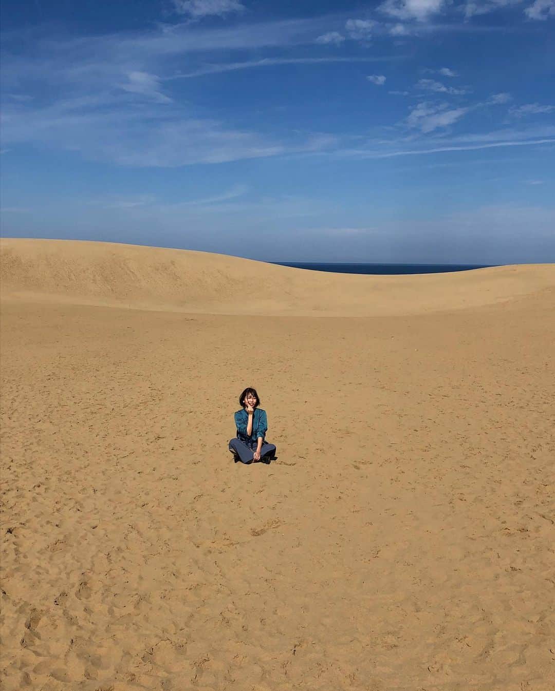 辻詩音さんのインスタグラム写真 - (辻詩音Instagram)「じゃん！辻詩音はいま #山陰海岸ジオパーク さんに呼んで頂き、ジオパークの素敵な場所を紹介する旅任務をさせてもらってます。 今はこういう時期ですが、みんなにGo toとかで行ってみたいなと思ってもらえるようたくさん写真を載せていくので、ぜひ見てくれたら嬉しい！ ここは鳥取砂丘。 渇きを求めて砂漠に出ました🏰 (ここからはわたしの楽曲「砂漠」をBGMにしながら写真をご覧ください。) 生で観る砂丘の圧巻具合すごかったよ。 Twitterにも書きましたが、風で少しずつ毎日形を変えてる砂丘、自然のエンタメすごいね。 平日の早めだったからか、人も少なめでこういう写真が撮れました。 なにこれ普通にジャケ写！ (※撮影時以外はマスクを着用しています)  #鳥取砂丘 #わおじお #山陰海岸ジオパーク #鳥取旅行 #鳥取 #地質公園 #ジオパーク　#砂漠 #辻詩音 #japantravel #japantrip #辻さんぽ」10月22日 17時40分 - shiontsuji