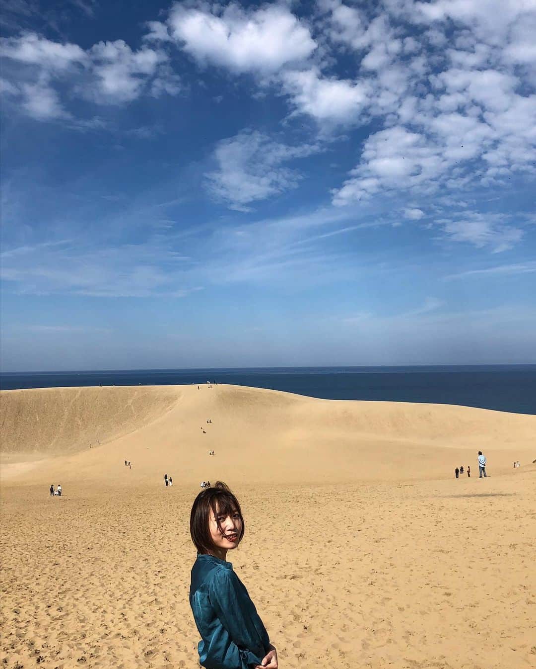 辻詩音さんのインスタグラム写真 - (辻詩音Instagram)「じゃん！辻詩音はいま #山陰海岸ジオパーク さんに呼んで頂き、ジオパークの素敵な場所を紹介する旅任務をさせてもらってます。 今はこういう時期ですが、みんなにGo toとかで行ってみたいなと思ってもらえるようたくさん写真を載せていくので、ぜひ見てくれたら嬉しい！ ここは鳥取砂丘。 渇きを求めて砂漠に出ました🏰 (ここからはわたしの楽曲「砂漠」をBGMにしながら写真をご覧ください。) 生で観る砂丘の圧巻具合すごかったよ。 Twitterにも書きましたが、風で少しずつ毎日形を変えてる砂丘、自然のエンタメすごいね。 平日の早めだったからか、人も少なめでこういう写真が撮れました。 なにこれ普通にジャケ写！ (※撮影時以外はマスクを着用しています)  #鳥取砂丘 #わおじお #山陰海岸ジオパーク #鳥取旅行 #鳥取 #地質公園 #ジオパーク　#砂漠 #辻詩音 #japantravel #japantrip #辻さんぽ」10月22日 17時40分 - shiontsuji