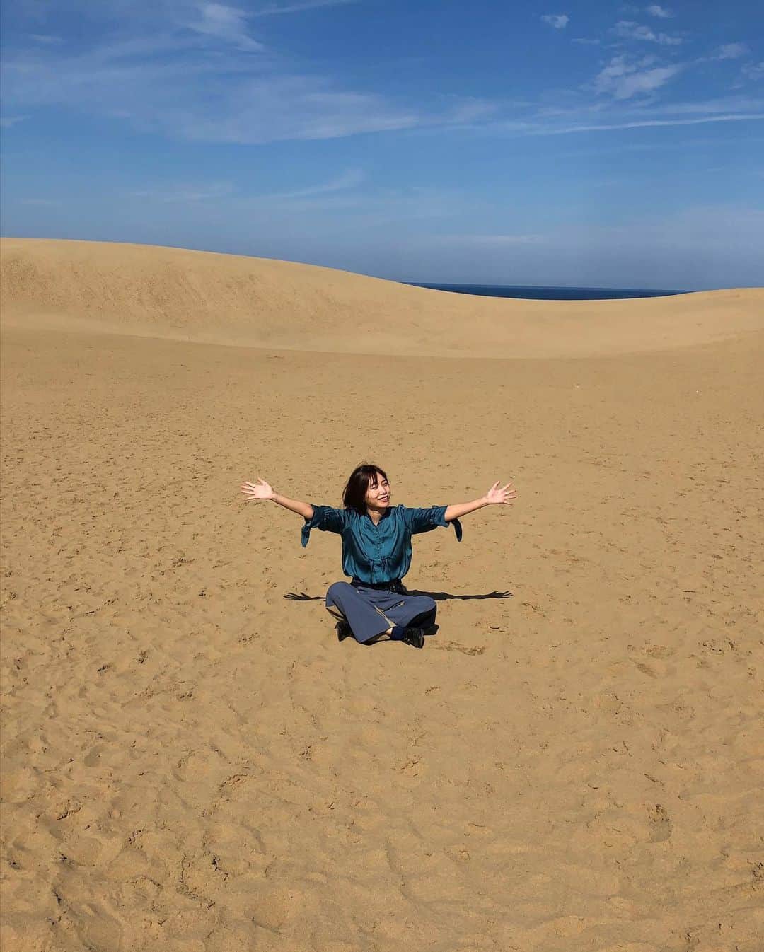 辻詩音さんのインスタグラム写真 - (辻詩音Instagram)「じゃん！辻詩音はいま #山陰海岸ジオパーク さんに呼んで頂き、ジオパークの素敵な場所を紹介する旅任務をさせてもらってます。 今はこういう時期ですが、みんなにGo toとかで行ってみたいなと思ってもらえるようたくさん写真を載せていくので、ぜひ見てくれたら嬉しい！ ここは鳥取砂丘。 渇きを求めて砂漠に出ました🏰 (ここからはわたしの楽曲「砂漠」をBGMにしながら写真をご覧ください。) 生で観る砂丘の圧巻具合すごかったよ。 Twitterにも書きましたが、風で少しずつ毎日形を変えてる砂丘、自然のエンタメすごいね。 平日の早めだったからか、人も少なめでこういう写真が撮れました。 なにこれ普通にジャケ写！ (※撮影時以外はマスクを着用しています)  #鳥取砂丘 #わおじお #山陰海岸ジオパーク #鳥取旅行 #鳥取 #地質公園 #ジオパーク　#砂漠 #辻詩音 #japantravel #japantrip #辻さんぽ」10月22日 17時40分 - shiontsuji