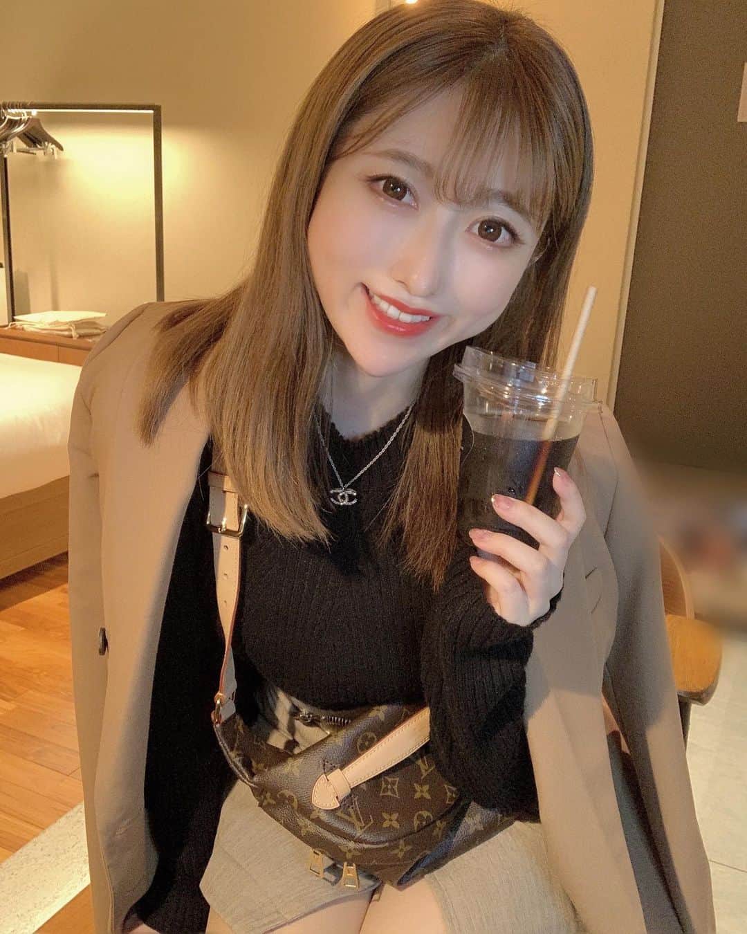 maari watanabe(まありん)さんのインスタグラム写真 - (maari watanabe(まありん)Instagram)「先日、妹さっきー(@araya_satsuki )のおすすめで @platinum_beauty_shinjuku 新宿店でプレミアムホワイトニングを受けてきました✨  1時間かからず歯の白さがレベルアップして感動✨💕 こんなに簡単に白くなるとは👀 珈琲が大好きなので、またすぐ行く予定🚶‍♀️  新宿西口店と銀座店はチケット併用可能だそうです☺️  インビザラインも8週目！ 着々と歯が動いてて嬉しい😆 インビザラインは別のクリニックです🏥 .*⑅︎୨୧┈︎┈︎┈︎┈︎┈︎┈︎┈┈︎┈︎┈︎┈︎┈︎୨୧⑅︎* .  #ホワイトニング銀座 #ホワイトニング新宿 #ホワイトニング #インビザライン #マウスピース矯正  #japanesegirl #美容クリニック」10月22日 17時41分 - manyo_wt
