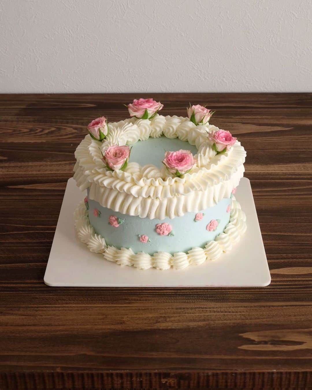 KUNIKAのインスタグラム：「Baby blue vanilla cake with roses 🌹﻿ ﻿ ケーキを乗せる可愛いアクリルプレートの夢を叶えてくださった @theskips7383 の @sakiroretta さんに感謝です🎂﻿ マーブルもオーロラもどちらも可愛い...!!﻿ 今回は少量の入荷でしたが、今後、改良してまた新たに作れたらと思っています🤍﻿ ﻿ #artofkunika」