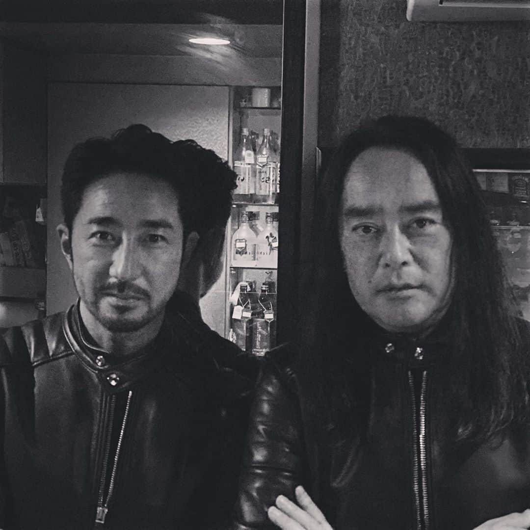 のインスタグラム：「盛り過ぎない。やり過ぎない。ブレない。色や柄を使い過ぎず、シンプルに……。自分に似合うスタイルを見つけ貫く。僕が、シンプルで男っぽい、引き算のスタイリングが好きなのも、間違いなくスタイリスト野口 強さんの影響です。僕が22歳の頃から、編集部や出版社を異動する度に仕事をご一緒させて頂き、本当にいろいろ学ばせて頂きました。そんな強さんがやっている『Numero TOKYO（ヌメロ・トウキョウ』の人気連載ページ「野口 強の最近どうよ！」に呼んでいただきました。次号お楽しみに！　ということで、野口 強さんと“さし飯＆さし飲み”。途中から酒のペースが加速し、ウイスキーのロックがまるで麦茶飲んでる感覚で、気づけば男2人で深夜2時。あのままいってたら、もう1本空きそうでした（笑） 遅くまでありがとうございました。2人でFIXERのライダーズ着ながら記念にパチリッ！ またご一緒させてください。  #野口強 #スタイリスト @numerotokyo  #numerotokyo  #野口強の最近どうよ！ @yoshimasa_hoshiba  #yoshimasahoshiba #干場義雅  @forzastylecom  #FORZASTYLE @minimalwardrobe_official  @fixer.official  #FIXER」