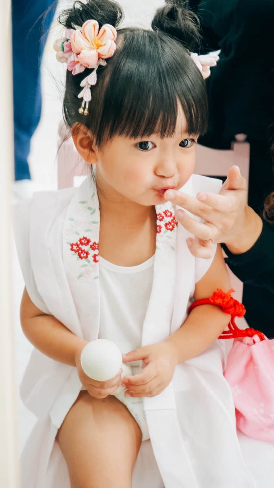 孫きょうのインスタグラム：「みんなに幸せをくれている分より何倍も、あなたが幸せになりますように♡  この歌が全ての気持ちを代弁してくれていている。  ちょっと語りモードになっちゃうけど…  2回流産して体外受精も3回して授かれなかったのに。 諦めたあとに突然、自然妊娠で来てくれた娘は本当に奇跡だと思ってる✨  母は幸せです あなたが来てくれて  あなたの母になれたこと 母はとても嬉しいです  #七五三 #七五三前撮り #3歳」