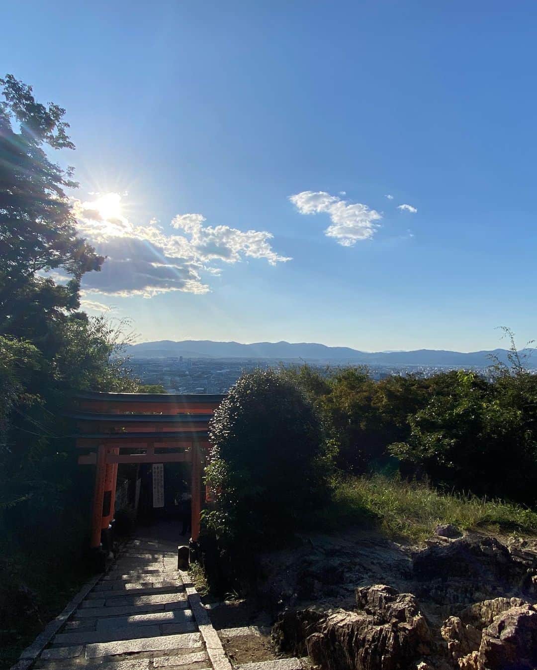 Hiroe Hiranoさんのインスタグラム写真 - (Hiroe HiranoInstagram)「#伏見稲荷 一の峰の頂上へ⛩﻿ かれこれ15年以上。﻿ 毎年お正月に参拝をココと伊勢神宮に﻿ 参拝するのが、我が家の恒例行事。﻿ ﻿ 初めて頂上まで❣️﻿ 1300段ほどの階段と坂道✨﻿ ﻿ この階段を一段一段。﻿ 大切な人のことを想い、﻿ 心と体の健康と日々の幸せを願い登りました💎﻿ ﻿ 頂上からの景色は、太陽が清々しく🌞﻿ ﻿ 登り途中も、光と影のバランス加減が、﻿ 絶妙に美しかったです✨﻿⛰ キラキラした緑、水や葉の音色✨🌱﻿ 穏やかでスペシャルな時間。﻿ ﻿ ﻿ 2020年。海外を行き来する﻿ デュアルライフスタイルの変化を﻿ 余儀なくされ、わたしの人生も﻿ 世界全体も一体に揺さぶられた。﻿ ﻿ ﻿ 揺れたことでふるいのように、﻿ 自分自身と向き合ったり、﻿ よりシンプルに未来に必要なモノ•コトに 気づかれた人も﻿多くいるのではないでしょうか。﻿ ﻿ #エッセンシャルな問いかけ﻿ ﻿ わたしも、その1人。﻿ 沢山向き合うことでき、﻿ 気づいたことがいっぱいありました💓﻿ ﻿ そしたら新たな光を見つけ、﻿ 新たなフェーズへ歩き始めます🌿﻿ ﻿ 自分たちができること。﻿ この山道のように一段一段と進んでいきます✨﻿ ﻿ ﻿ 予定せず、普段着で登りましてね。﻿ 相方の熱意に押され😂最後は汗だくで、﻿ スカートまくり上げていたよね💦笑﻿ ﻿ いつもは行列のできる伏見稲荷も 人が少なく特別でした。  #日本 #日本を巡る2020 #japan #🇯🇵」10月22日 17時45分 - hiroe_hirano