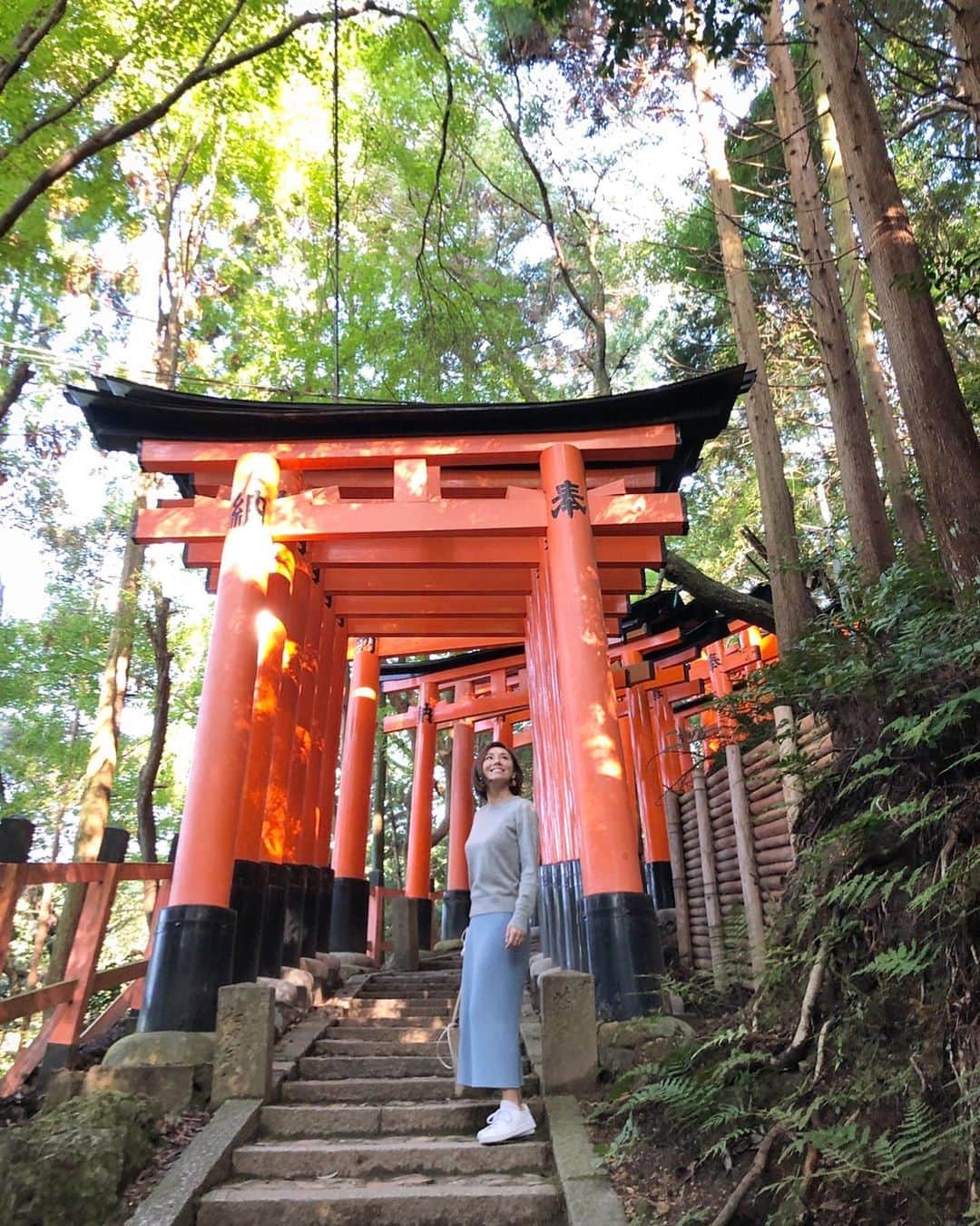 Hiroe Hiranoさんのインスタグラム写真 - (Hiroe HiranoInstagram)「#伏見稲荷 一の峰の頂上へ⛩﻿ かれこれ15年以上。﻿ 毎年お正月に参拝をココと伊勢神宮に﻿ 参拝するのが、我が家の恒例行事。﻿ ﻿ 初めて頂上まで❣️﻿ 1300段ほどの階段と坂道✨﻿ ﻿ この階段を一段一段。﻿ 大切な人のことを想い、﻿ 心と体の健康と日々の幸せを願い登りました💎﻿ ﻿ 頂上からの景色は、太陽が清々しく🌞﻿ ﻿ 登り途中も、光と影のバランス加減が、﻿ 絶妙に美しかったです✨﻿⛰ キラキラした緑、水や葉の音色✨🌱﻿ 穏やかでスペシャルな時間。﻿ ﻿ ﻿ 2020年。海外を行き来する﻿ デュアルライフスタイルの変化を﻿ 余儀なくされ、わたしの人生も﻿ 世界全体も一体に揺さぶられた。﻿ ﻿ ﻿ 揺れたことでふるいのように、﻿ 自分自身と向き合ったり、﻿ よりシンプルに未来に必要なモノ•コトに 気づかれた人も﻿多くいるのではないでしょうか。﻿ ﻿ #エッセンシャルな問いかけ﻿ ﻿ わたしも、その1人。﻿ 沢山向き合うことでき、﻿ 気づいたことがいっぱいありました💓﻿ ﻿ そしたら新たな光を見つけ、﻿ 新たなフェーズへ歩き始めます🌿﻿ ﻿ 自分たちができること。﻿ この山道のように一段一段と進んでいきます✨﻿ ﻿ ﻿ 予定せず、普段着で登りましてね。﻿ 相方の熱意に押され😂最後は汗だくで、﻿ スカートまくり上げていたよね💦笑﻿ ﻿ いつもは行列のできる伏見稲荷も 人が少なく特別でした。  #日本 #日本を巡る2020 #japan #🇯🇵」10月22日 17時45分 - hiroe_hirano
