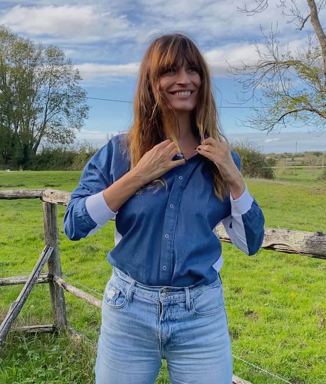 カロリーヌ・ド・メグレのインスタグラム：「J’ai rencontré Sarah Da Silva Gomes et son énergie débordante il y a trois ans, à un prix d’entrepreneuriat d’innovation sociale, elle nous présentait sa marque unisexe de prêt à porter @constantetzoe qui facilite l’habillage des personnes handicapées, pour eux et leurs proches les aidant. (Il y a plus de 8 millions d’aidants qui accompagnent un proche en situation de dépendance au quotidien en France.) Alors voilà, je trouve ses vêtements vraiment cool et innovants et je voulais les partager avec vous en espérant être utile 🤗 Par exemple pour cette chemise en jean, son astuce a été de créer des boutons factices pour conserver l'allure d'une chemise mais avec une ouverture facilitée par des scratchs. La partie blanche sous les bras est une matière extensible. Bravo Sarah ❤️❤️」
