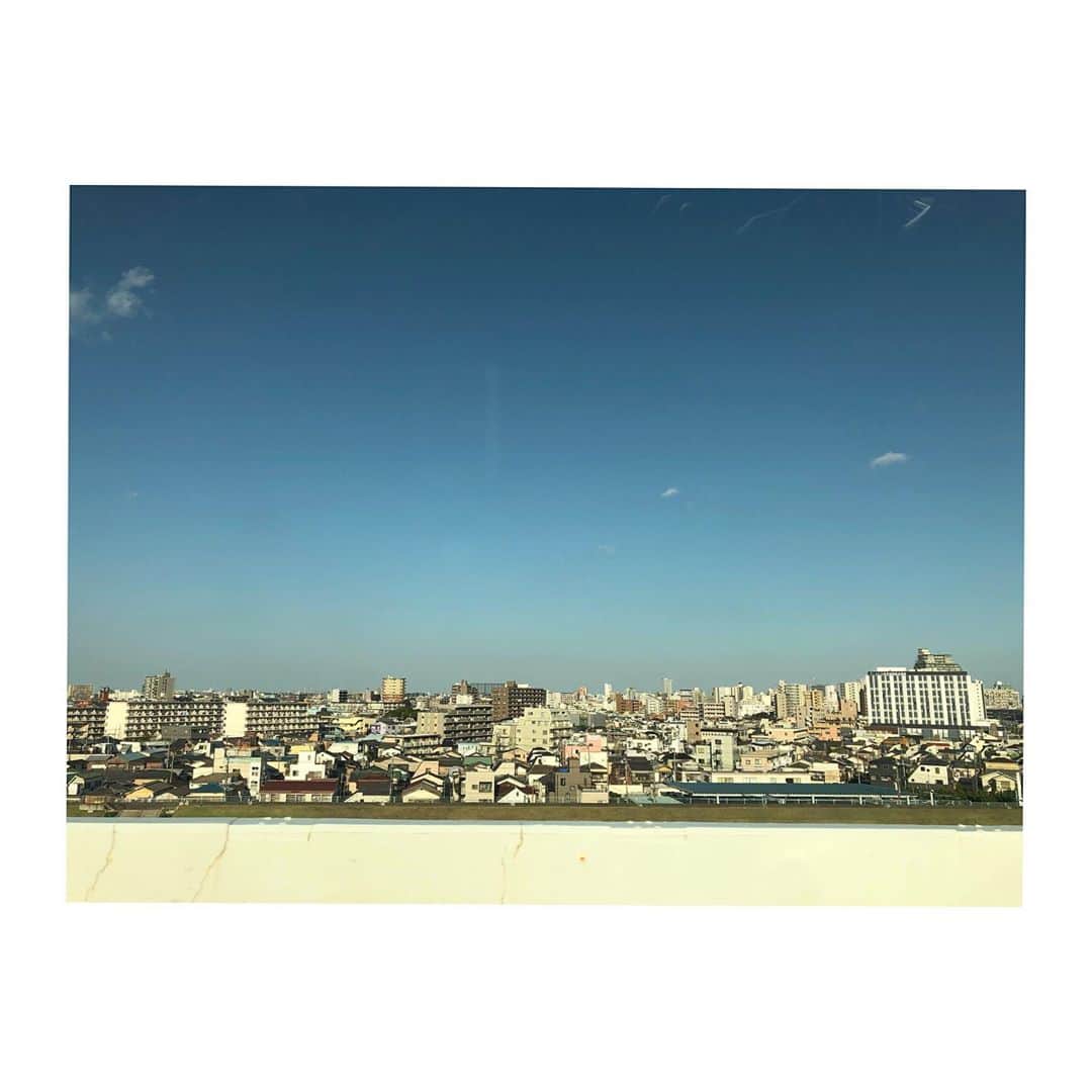 森脇加奈子のインスタグラム：「🚗  高速にのってSAのB級グルメ食べる旅したい。 景色を見るのが好きなので誰かの助手席にのる人生でありたい…。  #運転手父 #いつも送ってくれてありがとう」