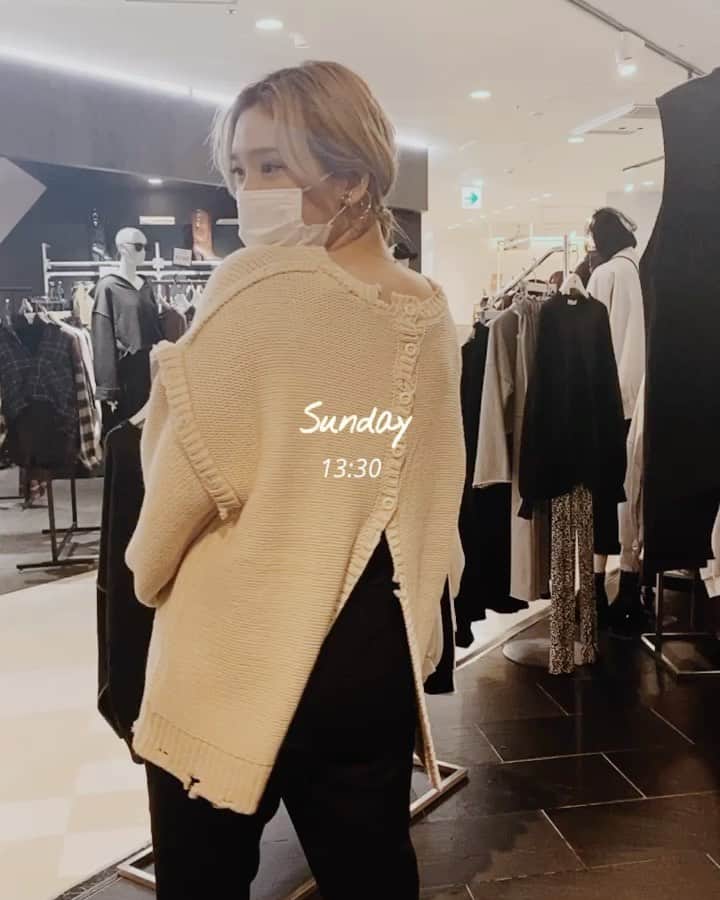 acaneのインスタグラム：「・ @lveu.official のpopupへ お邪魔してきました〜🥳👣  可愛い服がたくさんやった👗 acaneは3wayカーディガンと、 他に1つゲットしたよ〜！  シブヤ109で25日までしてるそうです🗣」