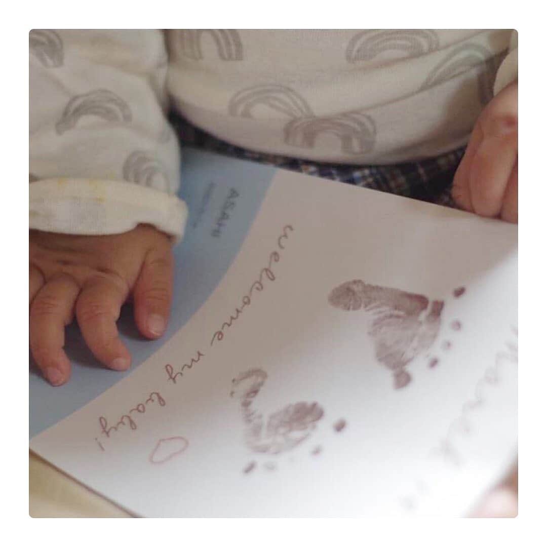 しまうまプリント【公式】フォトブック無料企画開催中さんのインスタグラム写真 - (しまうまプリント【公式】フォトブック無料企画開催中Instagram)「お嬢さまの出産記録を形に📷 ・ 本日ご紹介するのは @kiyoe0822 さまのご投稿です。 ・ お嬢さまのマタニティフォトから ご出産後のお子さまの様子まで 1冊のフォトブックに残していただきました✨ ・ ご家族からのたっぷりの愛情が感じられる とっても素敵な1冊になりました🦓💕 ・ ・ しまうまプリントでは みなさまのフォトブック・写真プリント作品を お待ちしています。 上手にできたら#しまうまフォトブック をつけて 投稿してみてくださいね ・ ・ -------------------------------- しまうまプリントのインスタグラムでは 素敵な作品やお得な情報を配信中！ ☟プロフィールはこちらから  @shimaumaprint -------------------------------- ・  @kiyoe0822 さま、 素敵なご投稿ありがとうございました！ ・ ・ ・ ＃しまうまプリント＃しまうまフォトブック＃フォトブック＃写真プリント＃フォトプリント＃ネットプリント＃アルバム＃写真アルバム＃フォトアルバム＃手作りアルバム＃オリジナルアルバム＃写真整理#ていねいな暮らし#おうち時間#思い出#思い出pic#写真で伝えたい私の世界＃丁寧な暮らし Repost from @kiyoe0822 ・・・ 3月に生まれたあさひは もう10月に入り7ヶ月 しまうまプリントにて やっと今年初のフォトブックが完成  娘のFacebookにアップしてあった出産記録を マタニティフォトから新生児のあさひの写真をまとめて作ってみました。  その間にもあさひと孫ちゃんたちをたくさん撮ってあり やっぱり フォトブックにしておくと手にとってゆっくり楽しみながらみれるから 引き続き 「こんにちはあさひ」 娘家族用フォトブックと 孫ちゃんたちとあさひのフォトブックも作りました♪  写真を撮るのも楽しんでいる のでフォトブック作成を楽しみ 出来上がってきたフォトブックの写真を見て楽しもう❣️  孫ちゃんが来ると そのパワーで 義父母が元気になり笑顔がいっぱいになります。思い出いっぱい撮りたいと思っています。  #フォトブック #しまうまプリント #フォトブック作成 #娘の出産記録 #孫ちゃん #写真 #思い出いっぱい #フォトブックを楽しむ #日々を楽しむ #カメラを楽しむ」10月22日 17時59分 - shimaumaprint