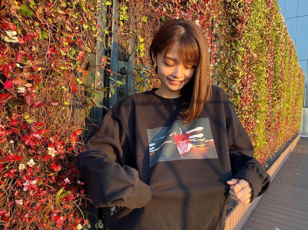 足立佳奈さんのインスタグラム写真 - (足立佳奈Instagram)「自分でも着てみたよんっ✌︎  昨日話してた、 ファンクラブ限定グッズのスウェット！！  どうかなぁー？？いい感じでしょ？？ #ストーリーに詳細のせるね！」10月22日 17時59分 - kana1014lm