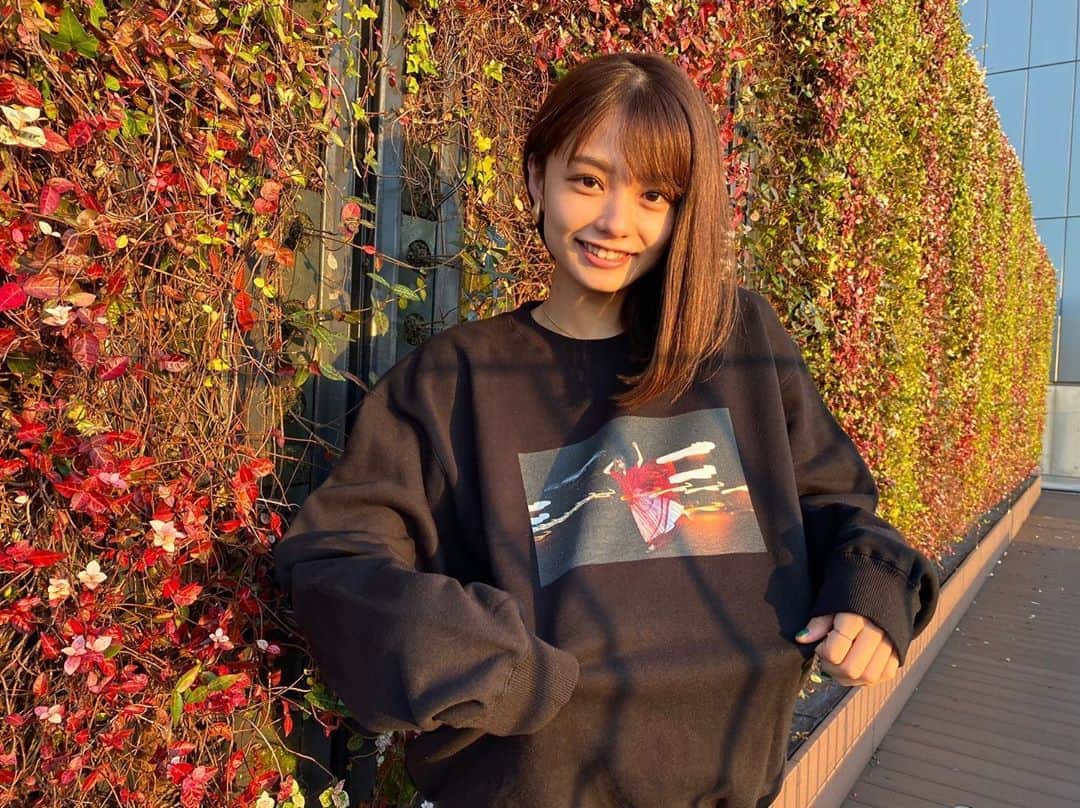 足立佳奈のインスタグラム：「自分でも着てみたよんっ✌︎  昨日話してた、 ファンクラブ限定グッズのスウェット！！  どうかなぁー？？いい感じでしょ？？ #ストーリーに詳細のせるね！」