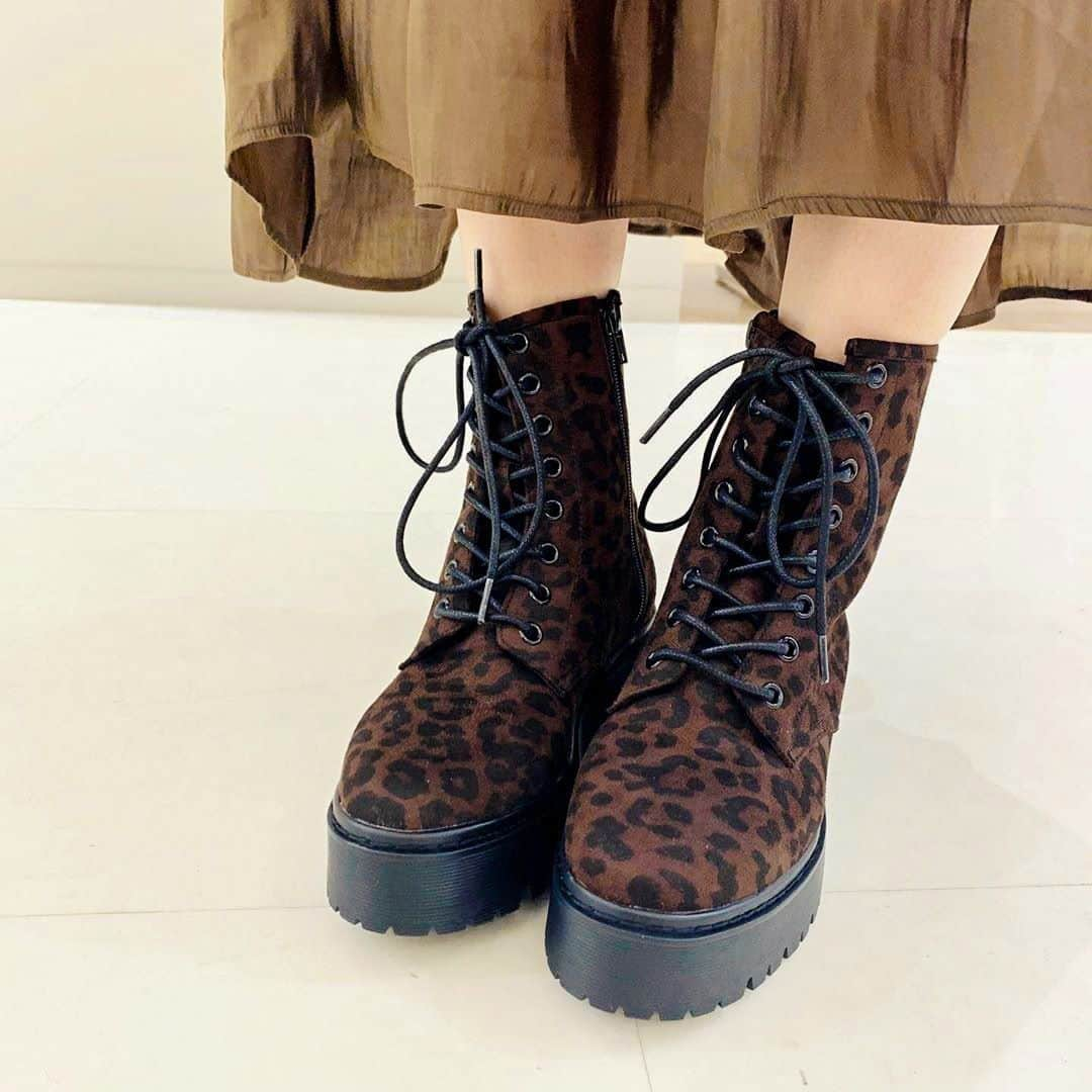 エスペランサ公式さんのインスタグラム写真 - (エスペランサ公式Instagram)「【New in】  👢厚底レースアップショートブーツ #20awP0669003   足元が旬めく今年トレンドのレースアップシューズ。  全体的に高さを出した厚底仕様で、 すらっとスタイルアップをアシストしてくれます。  安定感のある歩きごこち、 着脱簡単なサイドジップと機能面も充実です。  price▶¥9,790(税込)  size▶︎S~LL  wise▶︎7.9cm~8.3cm   heel▶︎5.5cm  color▶Brown/Black  code▶P06-19018  ✿ ✿ ✿ ✿ ✿ ✿ ✿ ✿ ✿ ✿ ✿  【ワールドプレミアムクラブ会員募集！】  貯まる▶︎100円＝1pt 　　　✨毎月16日はポイント2倍✨ 使える▶︎1pt＝1円相当  ポイントが貯まる！使える！ お得に買い物しませんか♪詳しくはWEBで🐾  ✿ ✿ ✿ ✿ ✿ ✿ ✿ ✿ ✿ ✿ ✿  【Fitting Lab】  エスペランサでは、 お客様に永く履いて頂けるように アフターサービスも充実しております！  何かお困りがございましたら、 お気軽に店頭スタッフまでお申し付けください👠  ※エスペランサの商品、店頭限定サービスです。 ※直接のお預かりに限ります。  . . . . . . . .  #esperanza#エスペランサ#大人カジュアルコーデ#llサイズ#sサイズ#プチプラコーデ#大人カジュアル#大人スタイル#大人コーデ#パイソンブーツ#大人ファッション#ママファッション#ピープス女子#脚長効果#レオパード柄 #ストリートカジュアル#サブカルストリート#ストリートファッション#韓国ファッション#着痩せコーデ#オルチャンファッション#レースアップブーツ #低身長コーデ#走れるパンプス#脚長コーデ#プチプラ高見えコーデ#着回しコーデ#置き画くら部#高身長コーデ」10月22日 18時00分 - esperanza_official