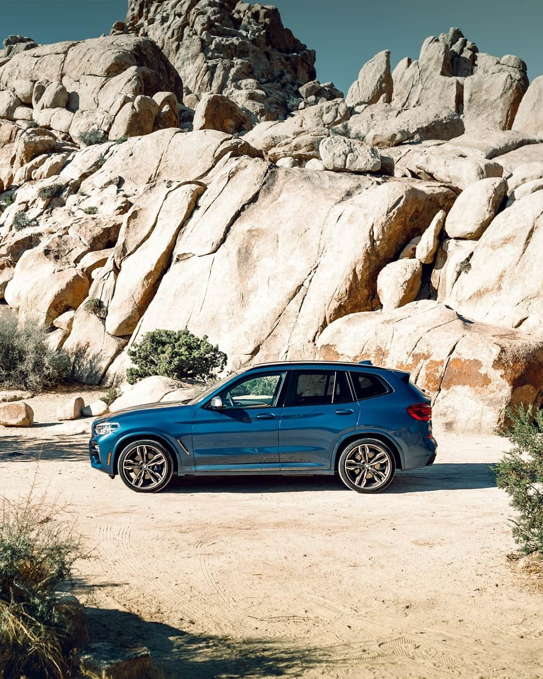 BMWさんのインスタグラム写真 - (BMWInstagram)「Catching the last rays of summer. The BMW X3. #TheX3 #BMW #X3 @kenozache __ BMW X3 M40i: Fuel consumption in l/100 km (combined): 8.2–7.9. CO2 emissions in g/km (combined): 188–180. Further information: www.bmw.com/disclaimer.  	 Acceleration (0-100 km/h): 4.8 s. Power: 265 kW, 360 hp, 500 Nm.」10月22日 18時00分 - bmw