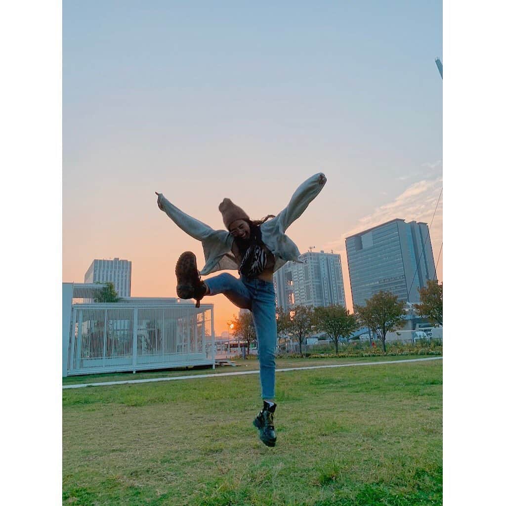 のインスタグラム：「＝＝＝＝＝＝＝＝＝ ODAIBA SUNSET 🌅 履いてるのは、@americaneaglejp のAE ストレッチマムジーンズ👖 ハイウェイストに足首見えてすごくスタイルよく見える♪♪冬はニットと合いそう🦋   オンライン👉🏽「www.aeo.jp」にて購入できます🎶   少しお知らせです✨　今#デニムチャレンジ」と @americaneaglejpをつけて画像 や動画をフィードに投稿すると〜優勝者10名様に素敵なギフトをプレゼント🎁投稿期間は10月末までです🦋   #AExME #americaneaglejp #AEJeans  #デニムチャレンジ ＝＝＝＝＝＝＝＝＝ - @happy_story_14 #regram #AExME #AEJeans #AE #americaneaglejp #アメリカンイーグル #デニム #デニムチャレンジ」