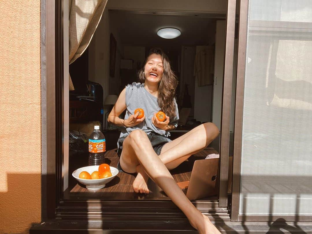 香華（KOuKA）のインスタグラム：「Thanks for always eating the bruised kaki and letting me steal your softest shirts 🥺❤️ #柿 シーズン 🍊 #persimmon #offday」