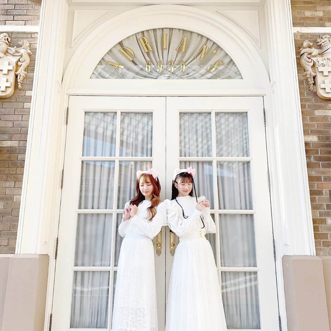 月森世菜さんのインスタグラム写真 - (月森世菜Instagram)「すっごく探した所も多いから みんなはこの投稿を保存して ユニバに行く時の参考にしてね♡ 飛行機のマークでお友達にも 教えてあげてね😍💕  もちろんご飯も食べたし アトラクションも乗ったよ🎡💕  2ページ目💭🩰 鏡のお写真は ニューヨーク・エリア🐰🤍 ターミネーターの横だよ！ ユニバの入り口入って ずっと真っ直ぐの左手🙆‍♀️💓  トイレが向にあるので ついでにトイレに行くのがオススメ😉  3ページ目💭🩰 6939白い建物は ハリウッド・エリア💭🐰 白系統さんにおすすめの 白い建物だよ🤍  5ページ目💭🩰 グラマシーパークの芝生 遠目から撮ると後ろの建物の 景色がキレイでびっくり！ 芝生の上におそろいの カチューシャを置いて撮影もしたよ♡  7ページ目💭🩰 ハリウッド・エリア💭🐰 NO PARKING ちょっと高めの配置になっていて さきちゃんがなかなか 登れないのが可愛いかった♡  9ページ目💭🩰 ピンクの可愛い建物は ハリーポッターエリア💭🦉 写真の左側に高めの台があるから 誰かに撮ってもらわなくても スマホスタンドを置いて撮影出来たよ♡  お洋服💍 黒髪せいな⇨ GRL 茶髪さきちゃん⇨ @ruban_selectshop   ┈┈┈┈┈┈┈┈┈┈┈┈┈┈┈┈┈┈┈ せいなです♡ 白系統の女子力アップのことに ついて毎日投稿しているので フォローして頂けると嬉しいです🍑  @seina.tsukimori   白系統のお写真を募集中✉️🕊 タグ付けしてね💭🩰 ┈┈┈┈┈┈┈┈┈┈┈┈┈┈┈┈┈┈┈  #大阪 #ユニバ #ユニバコーデ #ユニバ#usj #usjコーデ #ユニバデート #ペアルック #双子コーデ #ホワイトコーデ #白コーデ#universalstudiosjapan#双子コーデ #シミラールック#関西お出かけ #usjコーデ #キティ #キティちゃん #インスタ映え #インスタ映えスポット  #オールホワイト#ニットコーデ #プチプラファッション #秋コーデ #カジュアルコーデ #シミラーコーデ #カップルコーデ #ツインズコーデ #おそろい #おそろ #おそろコーデ #おそろいコーデ #テーマパーク」10月22日 18時01分 - seina.tsukimori
