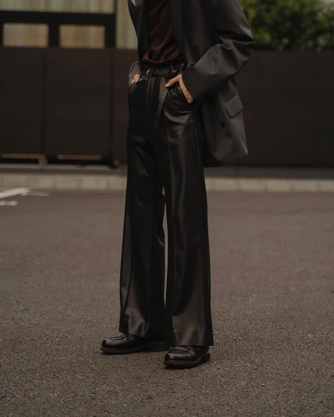 Ryoさんのインスタグラム写真 - (RyoInstagram)「ㅤㅤㅤㅤㅤㅤㅤㅤㅤㅤㅤㅤㅤ 今まで販売していたフレアパンツを改良し、新型を作りました！ SYNTHETIC LEATHER FLARED PANTS です。 シルエットは変えずにスリットを無くしています。特徴的なセンタープレスには、ピンタックを施し、今までよりも綺麗に履いていただけるパンツになってます！ 10.29 20:00- 予約開始です！ 今開催中のpopupでも受注会を行っているので履いてみたい方は是非お越しください！ ㅤㅤㅤㅤㅤㅤㅤㅤㅤㅤㅤㅤㅤ #ryotakashima」10月22日 18時01分 - ryo__takashima