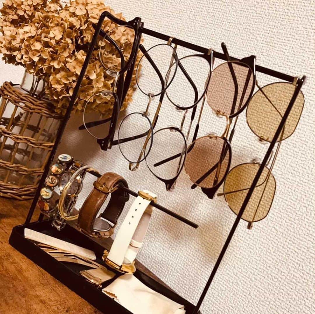 Zoff Officialさんのインスタグラム写真 - (Zoff OfficialInstagram)「フォロワーの方に聞いた！ ﻿ ”メガネ収納術👓” 今回はストーリーズで゙募集した『メガネ収納術👓』を フォロワーの方からいただいたご回答をもとに紹介します✨ 是非収納術を参考にしてみてはいかがでしょうか♡？ ﻿ 『メガネ収納術👓』 ・トレーに並べてメガネを収納（2枚目） ・お菓子の缶にメガネケースを収納（3枚目） ・メガネスタンドに収納（4枚目） ・クリアケースに収納（5枚目） ・コルクボードにかけてディスプレイ収納（6枚目）  お写真はフォロワーの方からご提供いただいたものとなります。  #zoff #ゾフ #eyewearstyle ﻿ #メガネ女子 #メガネ男子 #ゾフ女子 #ゾフ男子 #zoff女子 #zoff男子 #ファッション #fashion﻿ #秋ファッション #眼鏡 #メガネ #サングラス #クリアサングラス #お出かけコーデ #メガネケース #収納 #収納アイデア #収納術」10月22日 18時01分 - zoff_eyewear