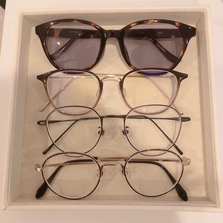 Zoff Officialさんのインスタグラム写真 - (Zoff OfficialInstagram)「フォロワーの方に聞いた！ ﻿ ”メガネ収納術👓” 今回はストーリーズで゙募集した『メガネ収納術👓』を フォロワーの方からいただいたご回答をもとに紹介します✨ 是非収納術を参考にしてみてはいかがでしょうか♡？ ﻿ 『メガネ収納術👓』 ・トレーに並べてメガネを収納（2枚目） ・お菓子の缶にメガネケースを収納（3枚目） ・メガネスタンドに収納（4枚目） ・クリアケースに収納（5枚目） ・コルクボードにかけてディスプレイ収納（6枚目）  お写真はフォロワーの方からご提供いただいたものとなります。  #zoff #ゾフ #eyewearstyle ﻿ #メガネ女子 #メガネ男子 #ゾフ女子 #ゾフ男子 #zoff女子 #zoff男子 #ファッション #fashion﻿ #秋ファッション #眼鏡 #メガネ #サングラス #クリアサングラス #お出かけコーデ #メガネケース #収納 #収納アイデア #収納術」10月22日 18時01分 - zoff_eyewear