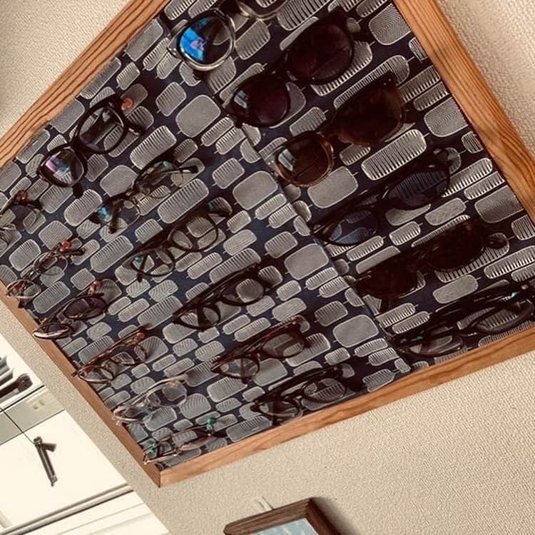 Zoff Officialさんのインスタグラム写真 - (Zoff OfficialInstagram)「フォロワーの方に聞いた！ ﻿ ”メガネ収納術👓” 今回はストーリーズで゙募集した『メガネ収納術👓』を フォロワーの方からいただいたご回答をもとに紹介します✨ 是非収納術を参考にしてみてはいかがでしょうか♡？ ﻿ 『メガネ収納術👓』 ・トレーに並べてメガネを収納（2枚目） ・お菓子の缶にメガネケースを収納（3枚目） ・メガネスタンドに収納（4枚目） ・クリアケースに収納（5枚目） ・コルクボードにかけてディスプレイ収納（6枚目）  お写真はフォロワーの方からご提供いただいたものとなります。  #zoff #ゾフ #eyewearstyle ﻿ #メガネ女子 #メガネ男子 #ゾフ女子 #ゾフ男子 #zoff女子 #zoff男子 #ファッション #fashion﻿ #秋ファッション #眼鏡 #メガネ #サングラス #クリアサングラス #お出かけコーデ #メガネケース #収納 #収納アイデア #収納術」10月22日 18時01分 - zoff_eyewear