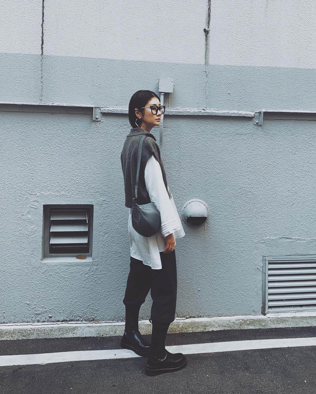 ジュジュさんのインスタグラム写真 - (ジュジュInstagram)「問い合わせ頂いてたstyling🤍 . . w/hoop pierce...🤲 . . 近々再入荷致します⭐️🙏 🗣今しばらくお待ち下さいませ . . Knit vest / @zara blouse/ @akarih_official  pants/ @machatt_  accessory/ @akarih_official  bag/ @jw_anderson  . #AkariH#accessory#costumeaccessory#fashion#アクセサリー#アクセ#大振りアクセサリー#jewelry#ジュエリー#pierce#earring#ring#bracelet akarih#akarihchic#アカリ#アカリチック#Akarih#アカリ #2020AW#AWcollection#www.akari-h.jp#hrkフク #mama#boysmama#girlsmmama #mamacoordinate#hrkフク」10月22日 18時02分 - hiraka