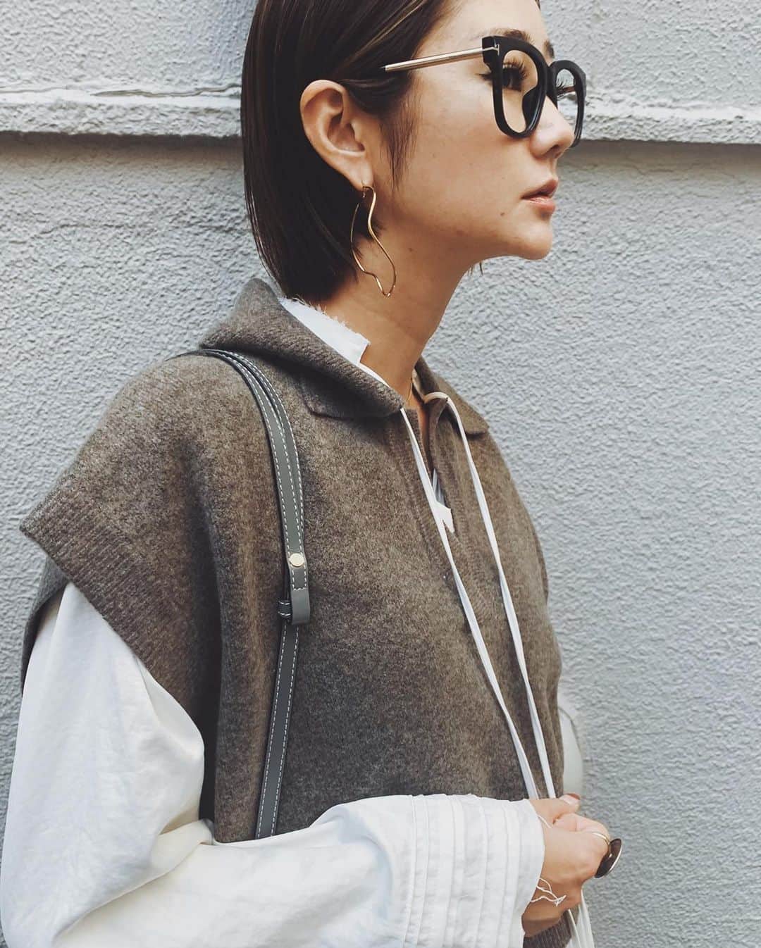 ジュジュさんのインスタグラム写真 - (ジュジュInstagram)「問い合わせ頂いてたstyling🤍 . . w/hoop pierce...🤲 . . 近々再入荷致します⭐️🙏 🗣今しばらくお待ち下さいませ . . Knit vest / @zara blouse/ @akarih_official  pants/ @machatt_  accessory/ @akarih_official  bag/ @jw_anderson  . #AkariH#accessory#costumeaccessory#fashion#アクセサリー#アクセ#大振りアクセサリー#jewelry#ジュエリー#pierce#earring#ring#bracelet akarih#akarihchic#アカリ#アカリチック#Akarih#アカリ #2020AW#AWcollection#www.akari-h.jp#hrkフク #mama#boysmama#girlsmmama #mamacoordinate#hrkフク」10月22日 18時02分 - hiraka