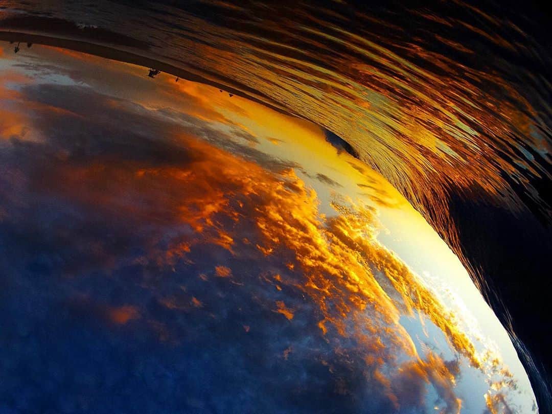 Robbie Crawfordのインスタグラム：「When the world feels upside down @smkflwr #GoPro」