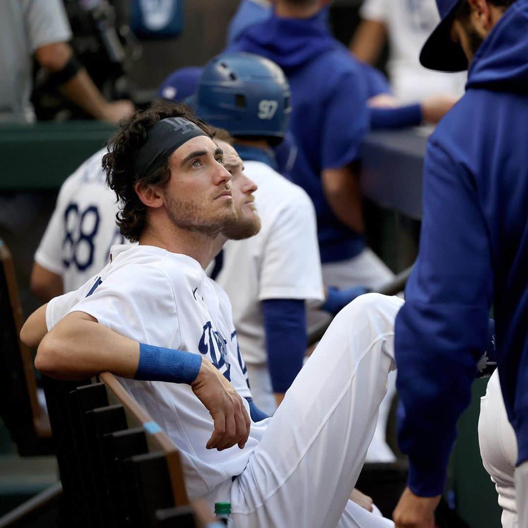 E! Onlineさんのインスタグラム写真 - (E! OnlineInstagram)「Back to our regularly scheduled sports coverage! Go baseball!  *googles photos of Kevin Kiermaier and Cody Bellinger* (📷: Getty Images)」10月22日 9時05分 - enews