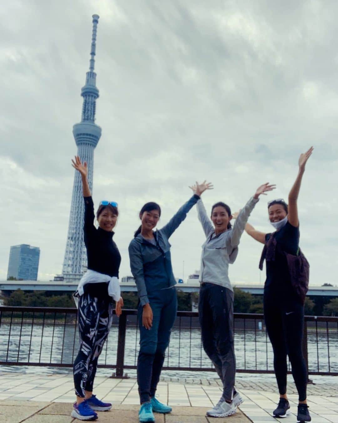 大杉亜依里のインスタグラム：「今週のRUNメニュー🏃🏻‍♀️﻿ ﻿ 月曜7.5km﻿ ⬇︎﻿ 今日30min run（今朝走った☀︎）﻿ ⬇︎﻿ 週末30min run（予定）﻿ ﻿ 月曜はリバーサイドRUN✌️（川沿いって言え）﻿ 誰かと一緒に走ると、あっという間に7kmくらい走れる！﻿ 久々に良いペースで走ったから走り終わったとき火照って顔真っ赤になったけど🤣楽しかった〜💕﻿ @sui.utarun ﻿ @mikat_public ﻿ @_meg626_ ﻿ ﻿ 先週くらいから湘南国際マラソンに向けて練習し始めたけど、今回は"マイカップでの給水"を余すことなくじっくり楽しみながらマラソンする予定なので、練習っていっても私は無理なくゆる〜くやってまーす🕊笑」