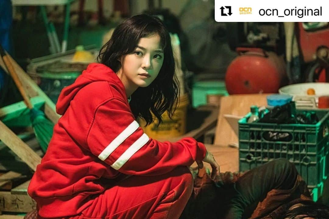 gugudanのインスタグラム：「#Repost @ocn_original with @make_repost ・・・ 악귀 감지율 100% 인간 레이더🧐 김세정 배우님의 도하나’s 스틸 공개! #걸크러시의_정석 #언니_왜이제와❤️ - 악귀타파 히어로 #경이로운소문 11월 첫방송  #조병규 #유준상 #김세정 #염혜란 #OCN #OCN_ORIGINAL #KDRAMA  #OCNDRAMA #토일드라마」