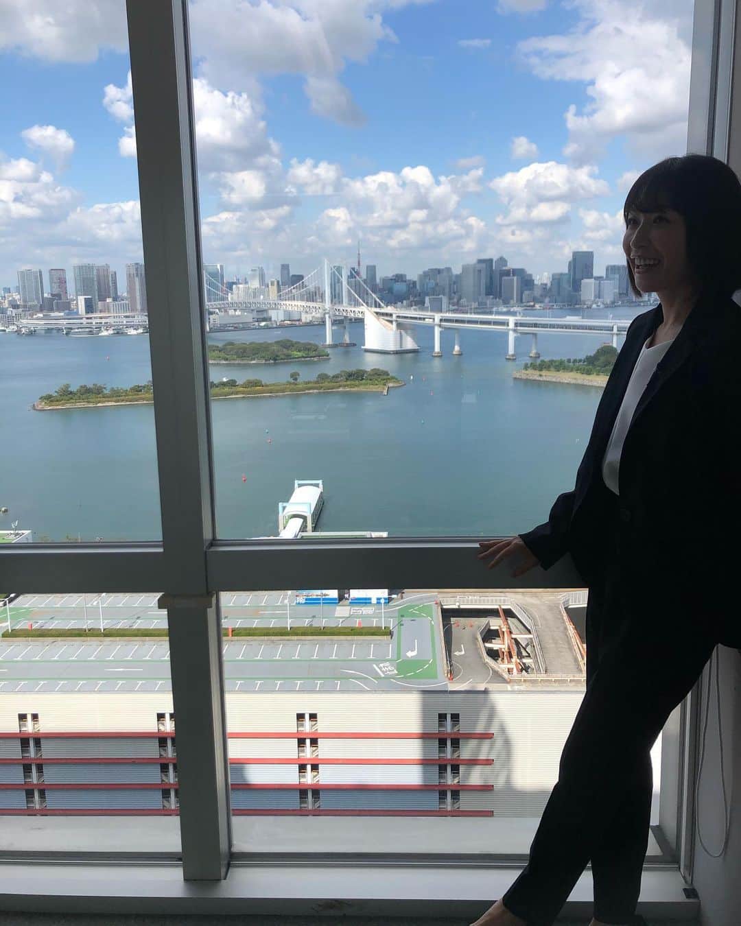 小野真弓さんのインスタグラム写真 - (小野真弓Instagram)「おはようございます☁️☁️☁️ フジテレビからの景色🌊🤖🌞 先月から始まった、フジテレビのミニ番組📺 グッジョブハンター👍 私か勝手に作ったop決めポーズ🙆‍♀️ 決め台詞は、、狙い撃ち😏🕶✨ 今日も良い一日を*\(^o^)/* #フジテレビ#お台場#レインボーブリッジ#東京の海#東京迷路 #グッジョブハンター#今熱い企業に突撃！#リポート #水曜日と日曜日#全国放送中 #オープニング決めポーズ#ペッパー警部的な #決め台詞#狙い撃ち#いい仕事してるぜ#グッジョブ #今朝の朝焼け#日向ぼっこ犬#チワワ#チワマル#犬のいる暮らし#千葉暮らし#ペット用蚊取り線香 今朝も朝焼けが綺麗でした🌞 目覚めて朝陽が見たいので、東の窓はカーテンを閉めないで寝る今日この頃です( ´ ▽ ` )✨」10月22日 9時13分 - hanaharuaroi