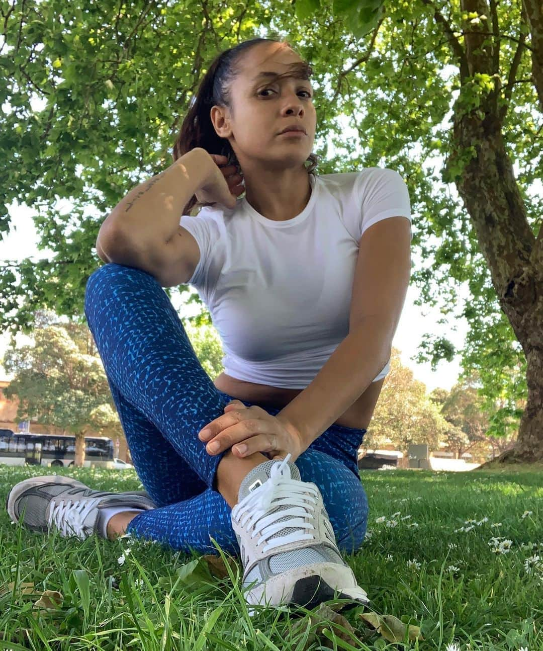 ダニア・ラミレスさんのインスタグラム写真 - (ダニア・ラミレスInstagram)「Found my new read... or just another excuse to have impromptu photo shoots at the park. 🤓🤪#mynewbalance @newbalance」10月22日 9時14分 - daniajramirez