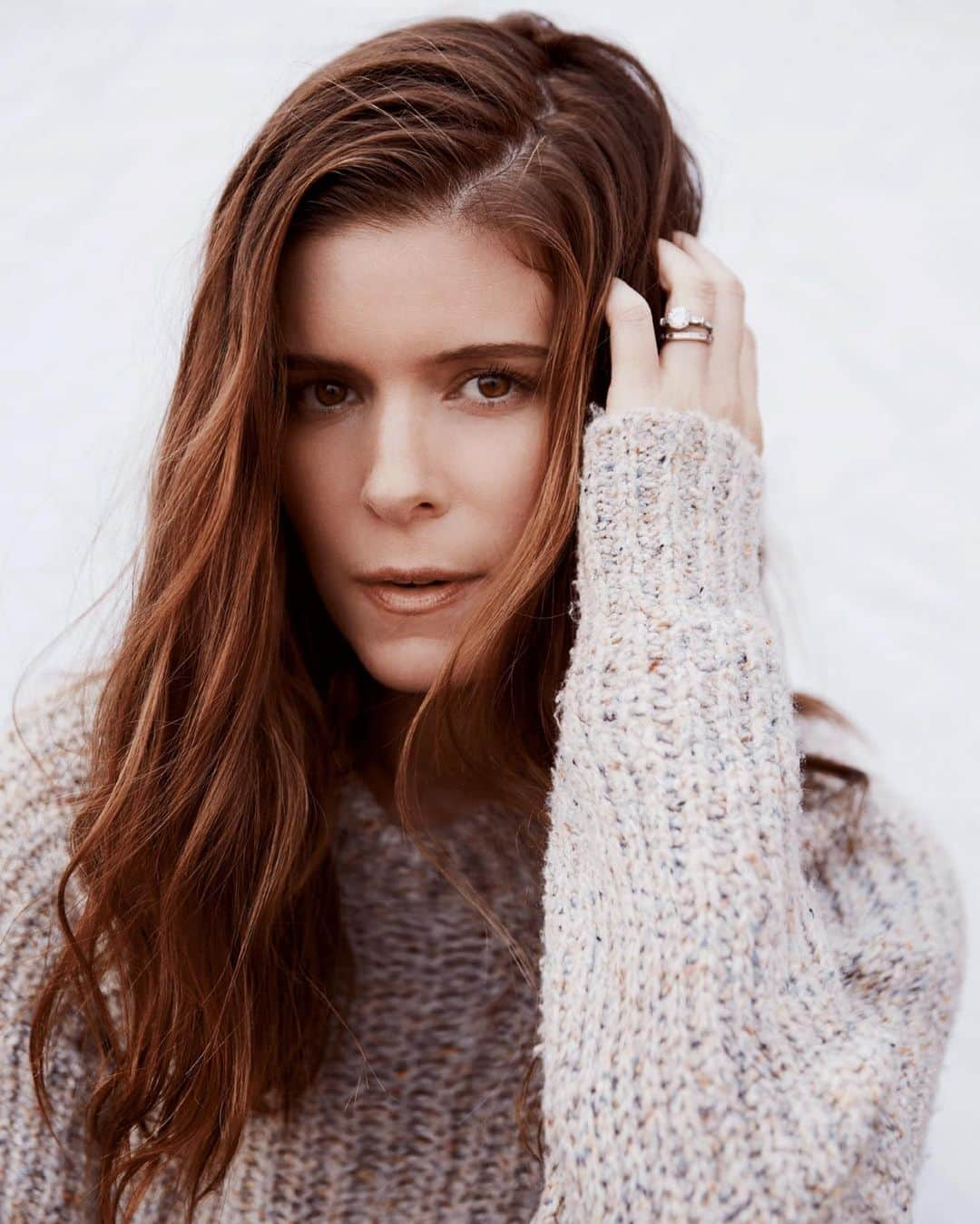 マラ・ロザックさんのインスタグラム写真 - (マラ・ロザックInstagram)「Beauty inside & OUT! 🤍 This may have been one of the quickest most beautiful shoots. @katemara you’re a dream! Hair texture-loosely braided & sprayed with @authenticbeautyconcept.us working hairspray, let out & voilà! Make up by @lucyhalperin」10月22日 9時17分 - mararoszak