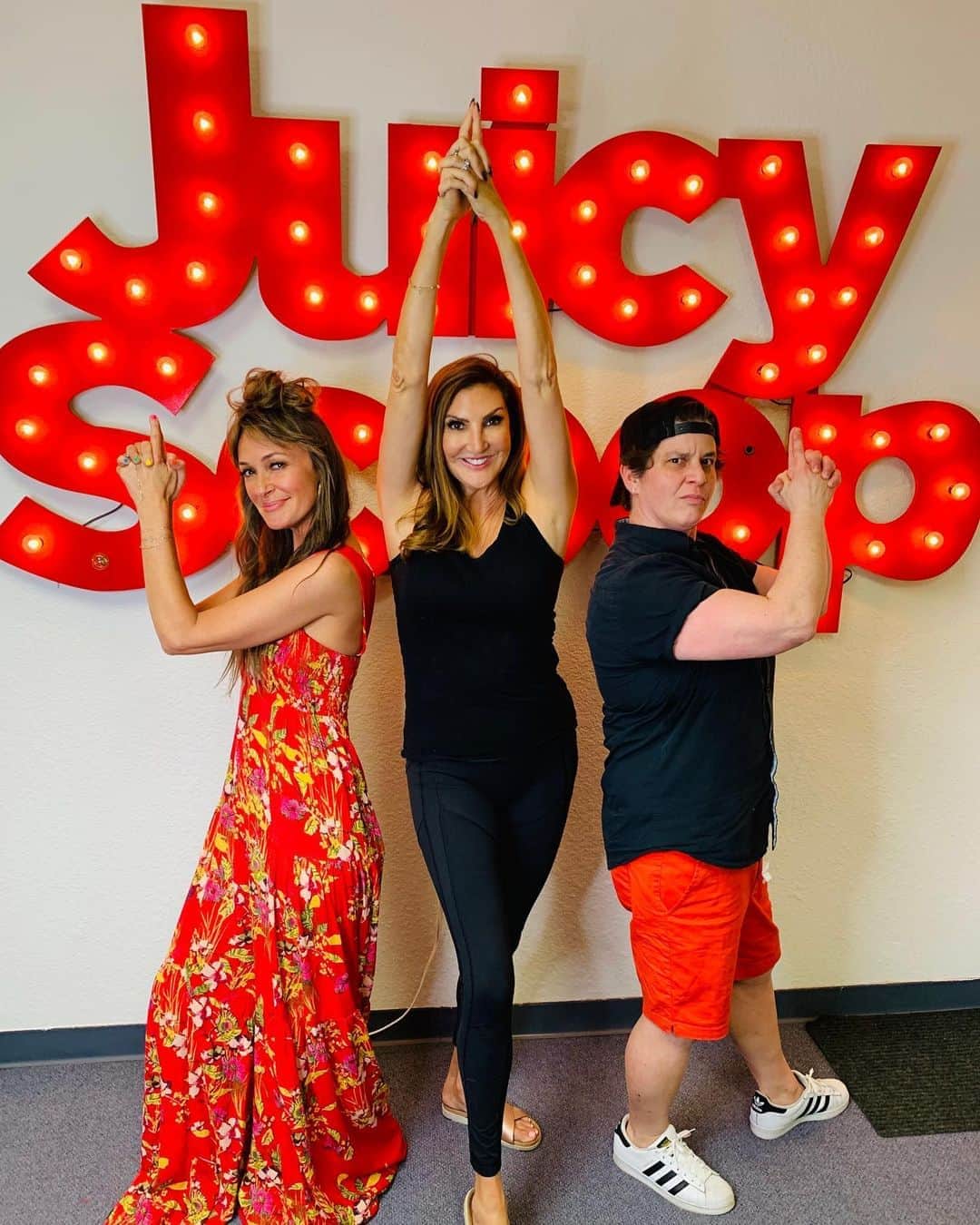 ヘザー・マクドナルドのインスタグラム：「Your girls are back! Brandy & Julie are here to discuss the biggest celebrity affairs and more!  An Alaskan anchor leaves the greatest voicemail message ever to her ex lover, the mayor. Current and historical shocking celebrity marital affairs. More juicy scoop history with Kathie Lee Gifford’s shocking betrayal. Anne Heche & Ellen. Megan Wants a Millionaire, the reality tv dating show turned into a horrible murder. & A runaway bride who faked her own kidnapping. Get ready! Episode up at midnight」