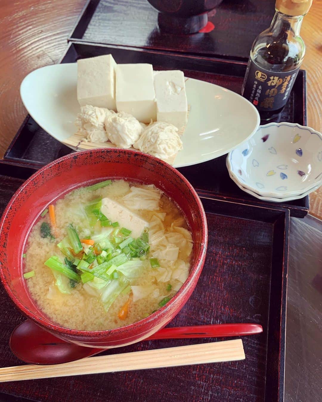 砂賀美希さんのインスタグラム写真 - (砂賀美希Instagram)「都内の我が家の近所で #自然食品 を取り扱う馴染みの店主が ここのお味噌と豆腐が1番オススメ！と太鼓判を押していたお店が 実家から車でなんと30分という😂👍 @yamakijozo   #有機大豆 を製造加工しているところで 我が家は味噌以外にお醤油も豆腐もこちらのものが多いです✨  3時頃に行ったので売切が多い中いただいた #お味噌汁 と #有機豆腐 #味噌ソフトクリーム がすごかった。 どれもお豆の雑味なくトロンと柔らかくて後からふわっと甘味。 いくらでも入ってしまいそうだった…😌 豆類は輸入物がほとんどなので #国産大豆 #有機 なことはかなり貴重かと。  #里帰り 中にまた来られるかなぁ…  お店の方ともお話しできて #有機認証 をとっていないものも同じラインで作っていることを知った ここでしか聞けない話。 販売していた #水 も美味しくて甘かった。  自然には抗えない、逆らってはいけない やっぱり水が全て。 シンガポールと香港にいたときに強く感じていたこと…  山あいの長閑な自然の中で心身共にデトックスさせてもらいました☺️ ・ ・ #オーガニック #特別栽培  #工場見学  #ビーガン #ビーガンスイーツ #グルテンフリー生活 #おすすめカフェ #妊娠後期 #マタニティ #ママリ #ママモデル #子育てぐらむ #臨月 #甘酒  #飲む点滴 #お守り #ヤマキ醸造 #発酵食品 #腸活 #菌活」10月22日 9時22分 - kimiganasu