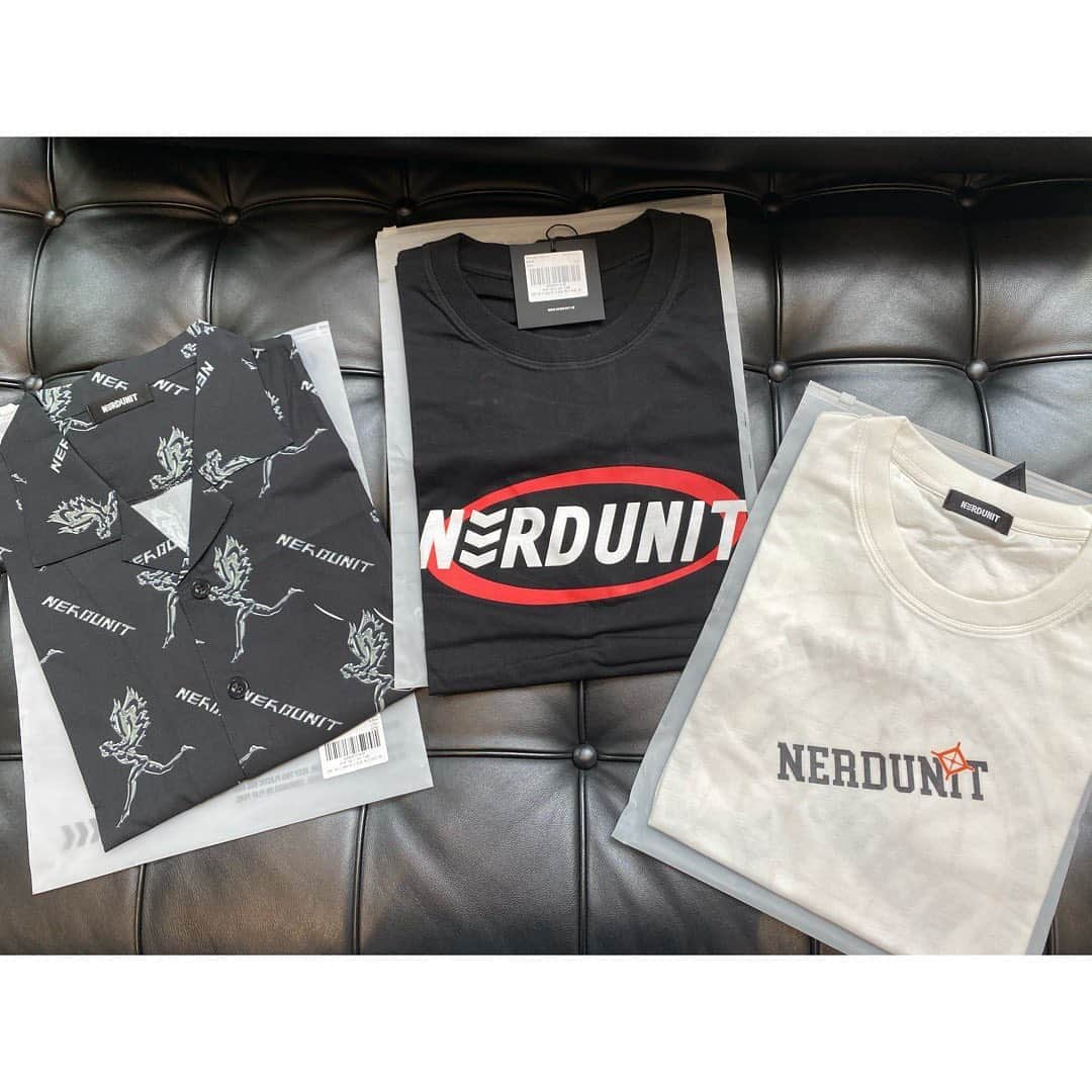 朝日光輝さんのインスタグラム写真 - (朝日光輝Instagram)「先日届いた　@nerdunit.jp の  Tシャツとシャツ✨  寒くなっても仕事する時は半袖なんで  オールシーズン必要です😎✨ * * * * * * * * * * #nerdunit#nerdunitjp#Tシャツ#シャツ#オールシーズン#ファッション#メンズファッション#美容師#ヘアメイク」10月22日 9時24分 - mitsuteru_asahi