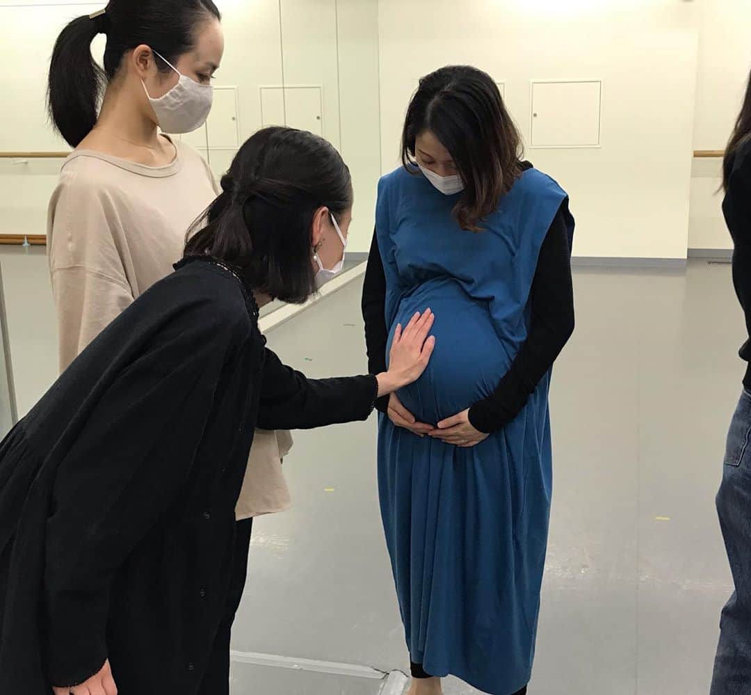 井脇幸江さんのインスタグラム写真 - (井脇幸江Instagram)「IBCは、子だくさん❣️🥰  結婚しても、妊娠しても、子育てしていても❗️ 母親としての役割は重く大変だからこそ、自分の時間、つまり自分の人生を豊かに、大切にして欲しい✨と、常々思っています。  赤ちゃんは、授かるもの。  「作る」とか「作らない」と表現することが、私は好きではありません。  舞台前に授かることもあったけれど、「ごめんなさい」なんて言ってほしくない。 『おめでとう😍🎉💘』 以外の、何があるの？？？  これまでに、3人生まれてきました。間もなく2人、生まれてきます。どうか、無事に生まれますように💕という願いと応援のため、ほんの短い時間でしたが、妊婦メンバーが、スタジオに来てくれました。  オーガニック弁当を取り寄せ、お茶で乾杯🍵  退団する者も居ますが、これからもずっと仲間💓 一生、私の宝物✨  みんな、2人のお腹に興味津々😆その姿も可愛いなと思いました。  いつ産んでも良いバレエ団 いつでも戻ってこれるバレエ団 それが、IBCです☺️💖  若いみんなの健康を、心から祈っています。  #Ballet #Dancer #バレエ #バレエダンサー #芸術 #芸術観賞 #舞台 #stage #美の世界 #四ッ谷 #Iwaki Ballet Company #バレエスタジオ #バレエ教師 #バレエ教室 #美しい #楽しい #人生 #妊娠 #妊婦ダンサー #応援 #みどりえオーガニックデリバリー #幸せ #赤ちゃん #井脇幸江」10月22日 9時26分 - yukie.iwaki