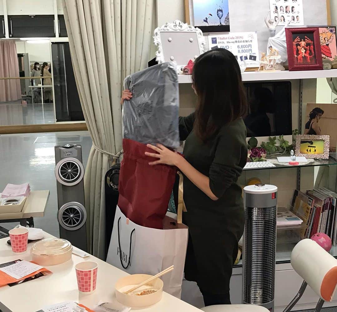 井脇幸江さんのインスタグラム写真 - (井脇幸江Instagram)「IBCは、子だくさん❣️🥰  結婚しても、妊娠しても、子育てしていても❗️ 母親としての役割は重く大変だからこそ、自分の時間、つまり自分の人生を豊かに、大切にして欲しい✨と、常々思っています。  赤ちゃんは、授かるもの。  「作る」とか「作らない」と表現することが、私は好きではありません。  舞台前に授かることもあったけれど、「ごめんなさい」なんて言ってほしくない。 『おめでとう😍🎉💘』 以外の、何があるの？？？  これまでに、3人生まれてきました。間もなく2人、生まれてきます。どうか、無事に生まれますように💕という願いと応援のため、ほんの短い時間でしたが、妊婦メンバーが、スタジオに来てくれました。  オーガニック弁当を取り寄せ、お茶で乾杯🍵  退団する者も居ますが、これからもずっと仲間💓 一生、私の宝物✨  みんな、2人のお腹に興味津々😆その姿も可愛いなと思いました。  いつ産んでも良いバレエ団 いつでも戻ってこれるバレエ団 それが、IBCです☺️💖  若いみんなの健康を、心から祈っています。  #Ballet #Dancer #バレエ #バレエダンサー #芸術 #芸術観賞 #舞台 #stage #美の世界 #四ッ谷 #Iwaki Ballet Company #バレエスタジオ #バレエ教師 #バレエ教室 #美しい #楽しい #人生 #妊娠 #妊婦ダンサー #応援 #みどりえオーガニックデリバリー #幸せ #赤ちゃん #井脇幸江」10月22日 9時26分 - yukie.iwaki