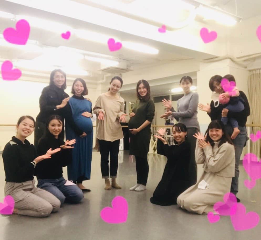 のインスタグラム：「IBCは、子だくさん❣️🥰  結婚しても、妊娠しても、子育てしていても❗️ 母親としての役割は重く大変だからこそ、自分の時間、つまり自分の人生を豊かに、大切にして欲しい✨と、常々思っています。  赤ちゃんは、授かるもの。  「作る」とか「作らない」と表現することが、私は好きではありません。  舞台前に授かることもあったけれど、「ごめんなさい」なんて言ってほしくない。 『おめでとう😍🎉💘』 以外の、何があるの？？？  これまでに、3人生まれてきました。間もなく2人、生まれてきます。どうか、無事に生まれますように💕という願いと応援のため、ほんの短い時間でしたが、妊婦メンバーが、スタジオに来てくれました。  オーガニック弁当を取り寄せ、お茶で乾杯🍵  退団する者も居ますが、これからもずっと仲間💓 一生、私の宝物✨  みんな、2人のお腹に興味津々😆その姿も可愛いなと思いました。  いつ産んでも良いバレエ団 いつでも戻ってこれるバレエ団 それが、IBCです☺️💖  若いみんなの健康を、心から祈っています。  #Ballet #Dancer #バレエ #バレエダンサー #芸術 #芸術観賞 #舞台 #stage #美の世界 #四ッ谷 #Iwaki Ballet Company #バレエスタジオ #バレエ教師 #バレエ教室 #美しい #楽しい #人生 #妊娠 #妊婦ダンサー #応援 #みどりえオーガニックデリバリー #幸せ #赤ちゃん #井脇幸江」
