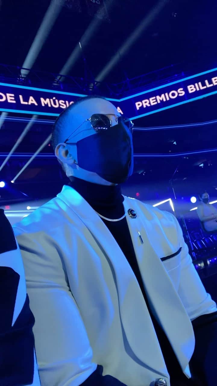 ダディー・ヤンキーのインスタグラム：「@latinbillboards @playnskillz @snowdko」