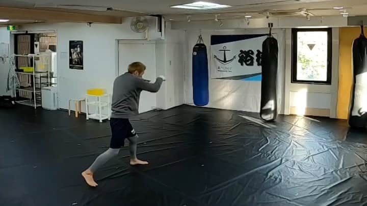 裕樹のインスタグラム：「調整練習終わり  体重57.7kg  体脂肪率5.5%  筋肉量50.5kg  内臓脂肪1.0  体内年齢21歳  めちゃくちゃ動ける✨  コロナで色々あった一年だったけど  腐らず、頑張ってきてよかった  あと少し！  あと少し、最高の集中力をもって日々過ごす  #甲東園#宝塚#西宮#伊丹#キックボクシング#フィットネス#ダイエット#裕樹#ローキック#エクササイズ#ミットネス#体幹トレーニング#アンカージム#裕樹のローキック#朝活トレーニング#パーソナルトレーニング#ウエイトトレーニング#那須川天心」