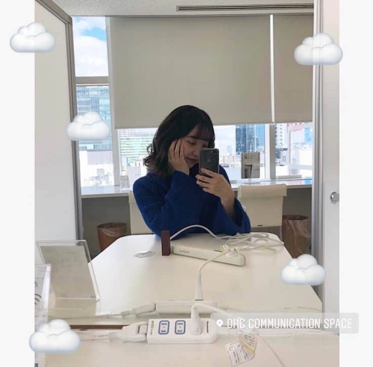 竹村夏音のインスタグラム：「株式会社DHC様の投稿です！🌈  DHCコミュニケーションスペース(@dhc_cs )は渋谷駅から徒歩3分！TOHOシネマズ渋谷の12階にあります☁️  そこは大学生限定の無料ラウンジで、コテやPCなどが全て無料で使うことが出来ます😳♡ 感染対策もしっかりしているのでものすごく安心です！😌  みなさんもぜひヘアメイクの手直しや空き時間のPC作業にぜひぜひ利用して見て下さいっ🧚🏼  そして、女の子なら絶対ときめく大きな鏡！！モデルさんになった気分になるの👸🏼笑 私も友達と一緒に利用してます！！  ほんとお勧めなので渋谷に行く用事とかあったらぜひ行ってみて下さいっ😻  詳しくわ→((http://www.dhc-cs.com/))  #DHCC」