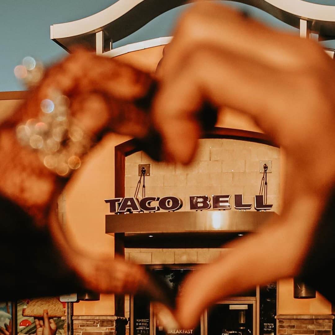 Taco Bellさんのインスタグラム写真 - (Taco BellInstagram)「There’s love, and then there’s Taco Bell love.」10月22日 9時34分 - tacobell