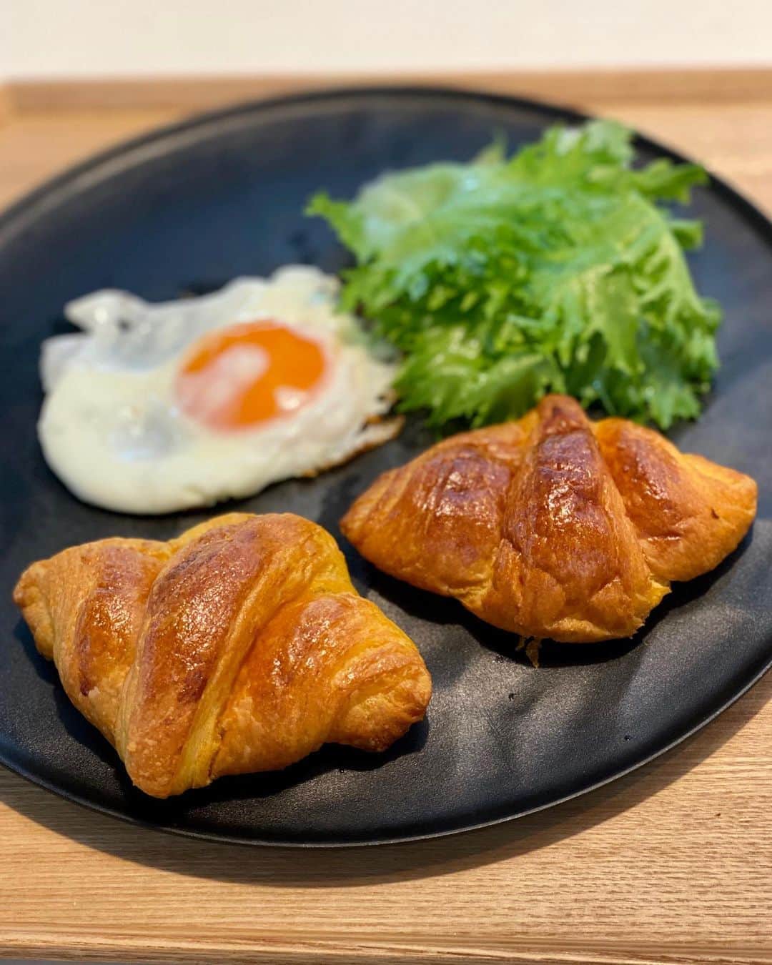 秋山具義さんのインスタグラム写真 - (秋山具義Instagram)「昨日、『鮨 由う』の尾崎淳大将がお土産でくれた『COGS DINING 神楽坂』というお店の安納芋の「おさつクロワッサン」を朝食でいただきました。﻿ お芋の甘い香りがして、美味しかった！﻿ パンでもあり、スイーツでもある感じ♡﻿ ﻿ #cogsdining #具義パン2020」10月22日 9時35分 - gugitter