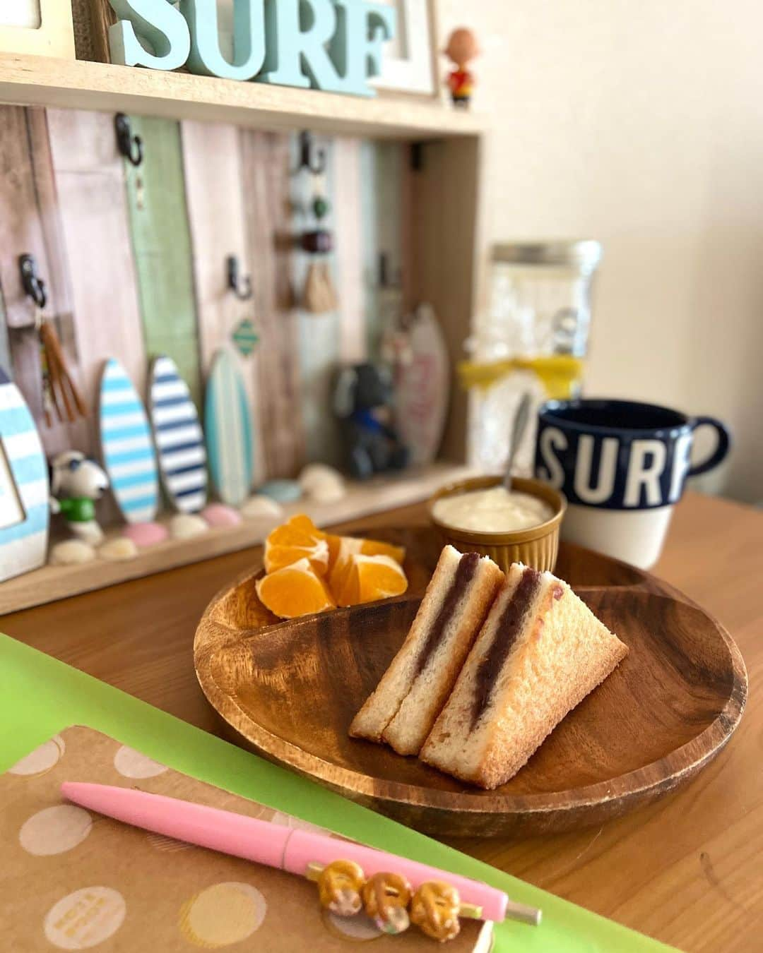 lalapinkさんのインスタグラム写真 - (lalapinkInstagram)「朝ごはん🍞  ⭐︎セブンイレブンのあんこが入った揚げ食パン ⭐︎みかん ⭐︎ヨーグルト ⭐︎コーヒー  息子がオンライン授業でリビングを使うからと、母はディスプレイ棚で朝ごはんを食べる😅 私も勉強しなくちゃね！ 仕事引き継ぎで頭がパンパン。おばちゃんの頭に入る容量は限界があるぞー。  セブンイレブンのあんこが入った揚げ食パン。初めて食べたけど、朝から揚げ物はキツいね😆 おやつに食べた方がいいと思う。 そして、もうちょっと粒感欲しい😆  #朝ごはん #朝ご飯 #朝ごはんプレート #朝ご飯プレート #ワンプレートごはん #ワンプレート朝ごはん #ワンプレート朝食 #ワンプレート #セブンイレブンパン #あんこが入った揚げ食パン #あんこ好き #揚げパン #コーヒー #coffee #おうちごはん #おうちご飯 #おうちカフェ #おうちcafe #おうち時間」10月22日 9時36分 - lalapink