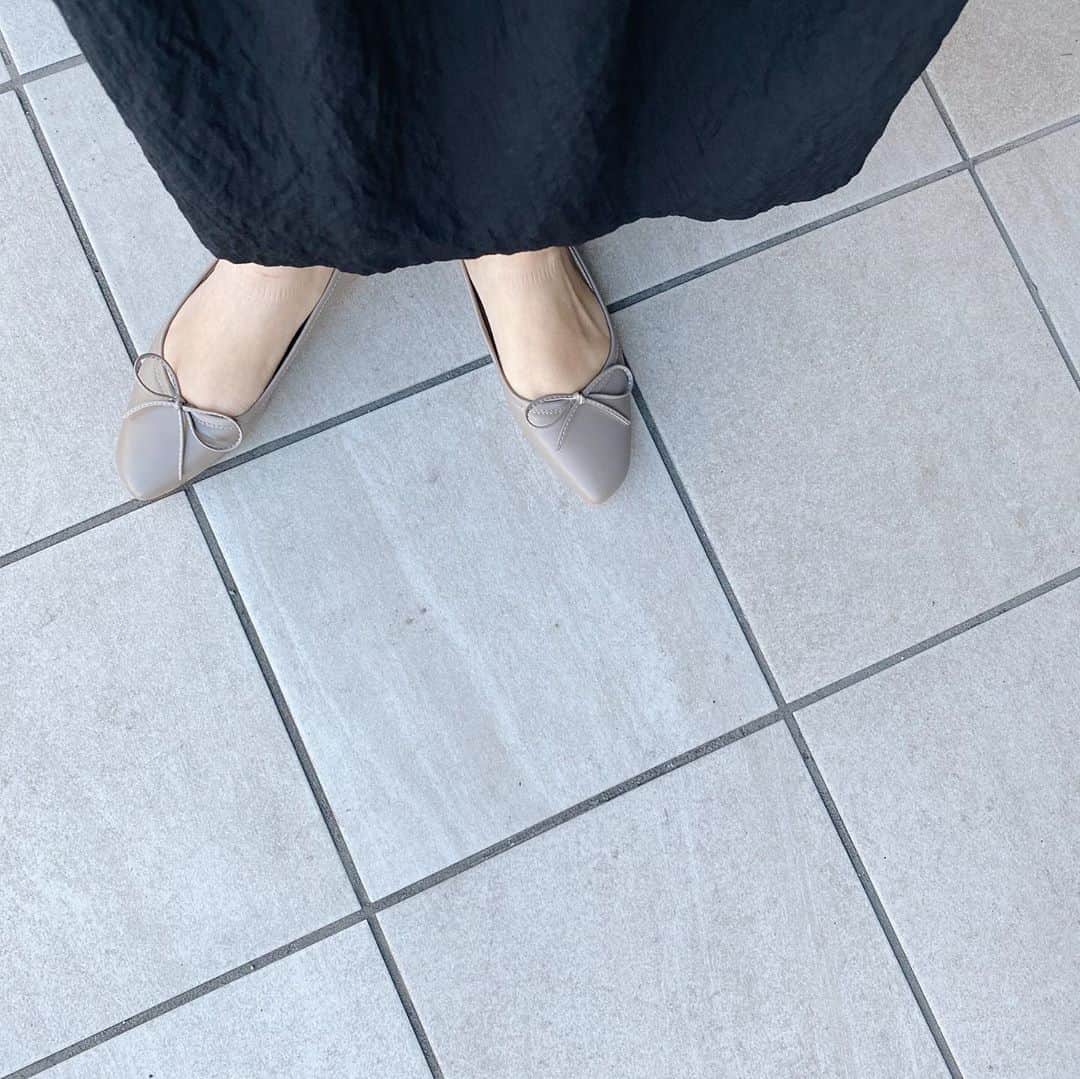 maichan1205さんのインスタグラム写真 - (maichan1205Instagram)「@by__munir のフラットシューズ🥿 グレーのカラーもかわいくて さっと履けるフラットシューズは最高🤍 . 産後やばいくらい浮腫んでた足も 少しずつましになってきた🥺 #by__munir」10月22日 9時38分 - maichan1205