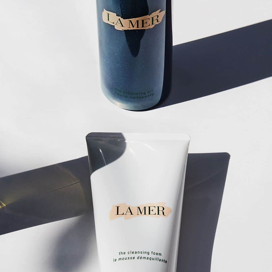 ドゥラメールのインスタグラム：「Double the detox, but make it delicate. The Cleansing Oil, with its swirling suspension of marine oils and pearl powders, can go on dry to remove makeup and impart pure hydration. The Cleansing Foam is the perfect follow-up with its featherweight feel to wash away what’s left, even those pesky pollutants.」